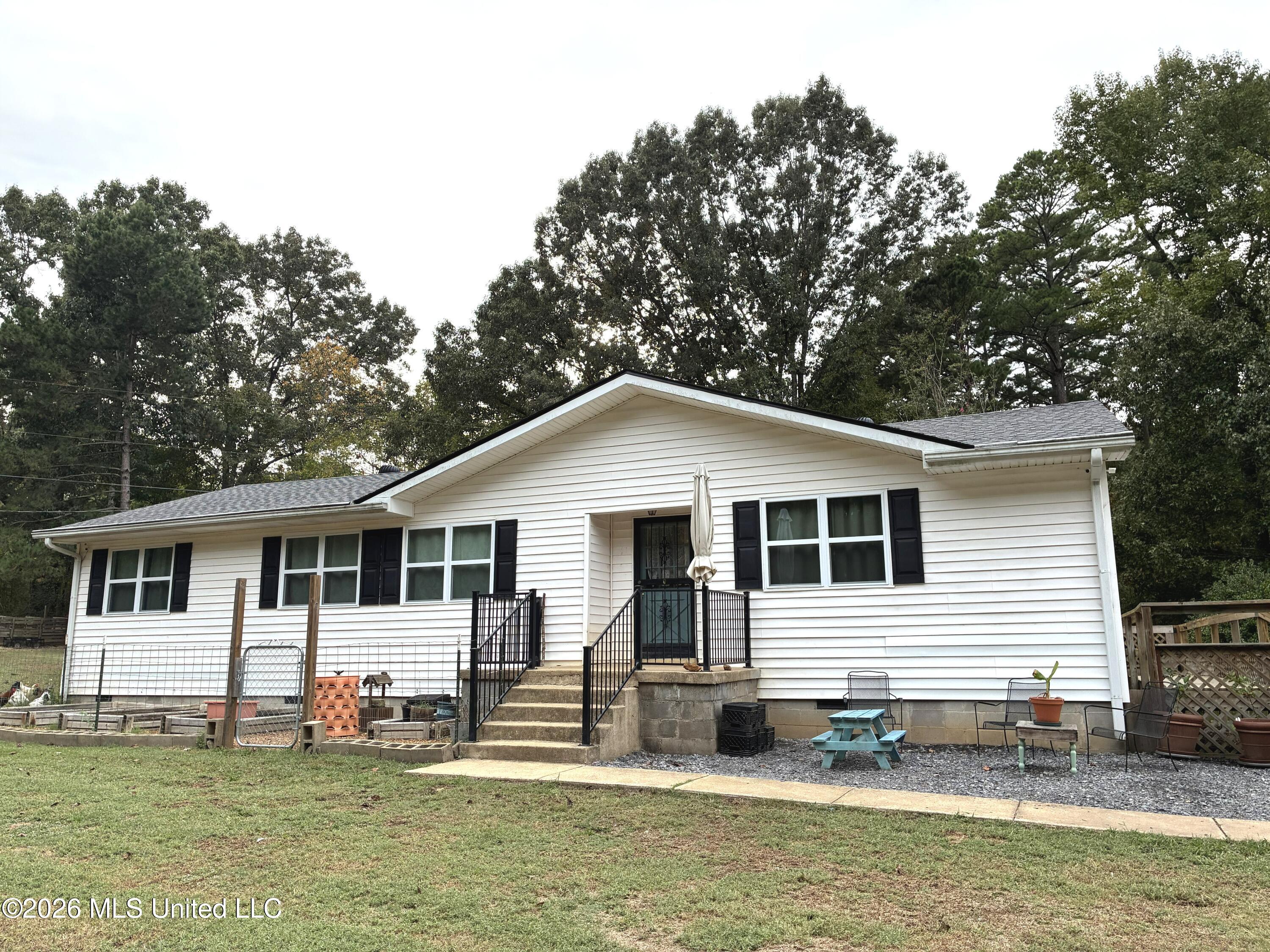 725 Shinault Road Property Photo 1