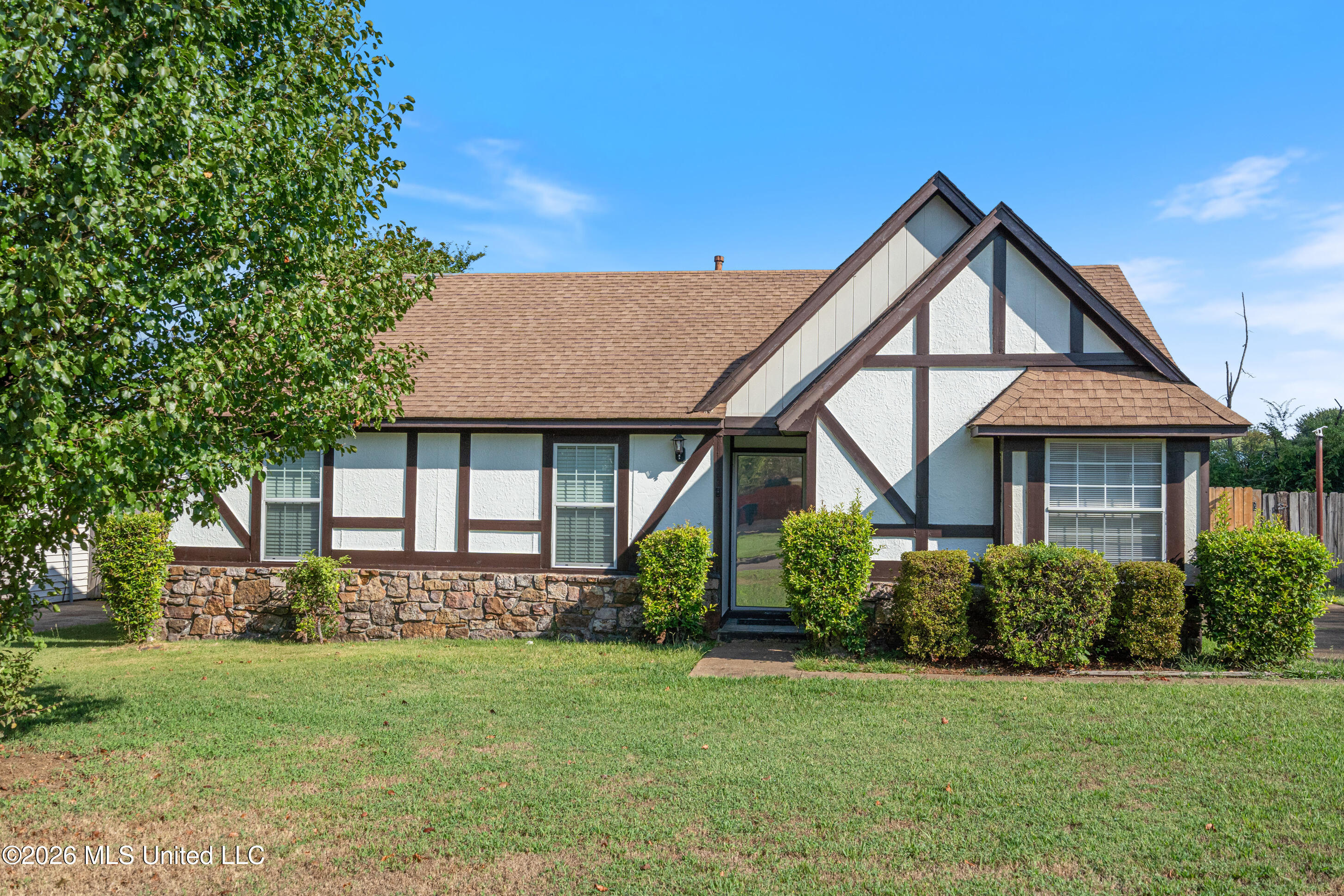 1880 Custer Drive Property Photo 1