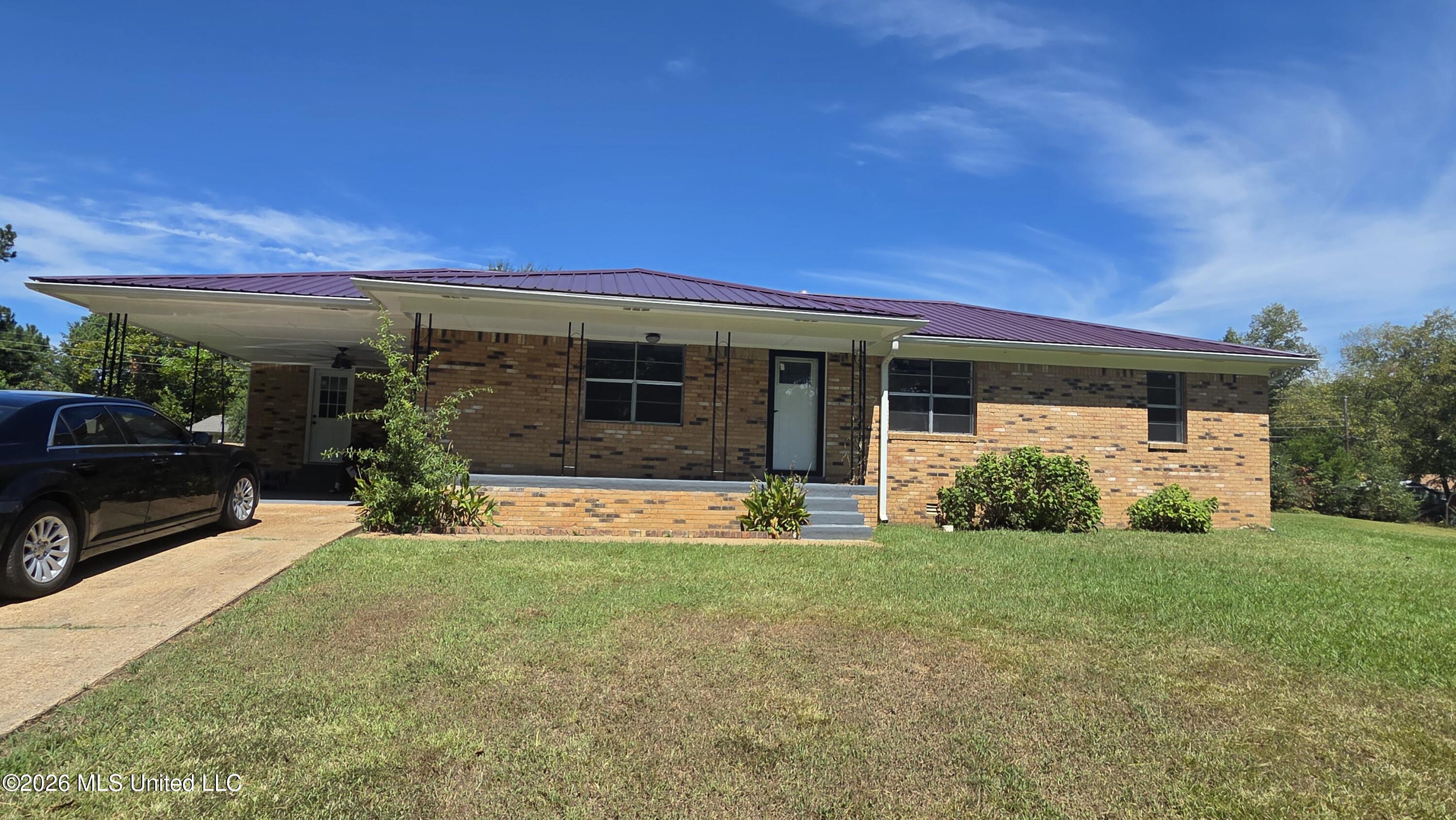 455 N Hill Street Property Photo 1