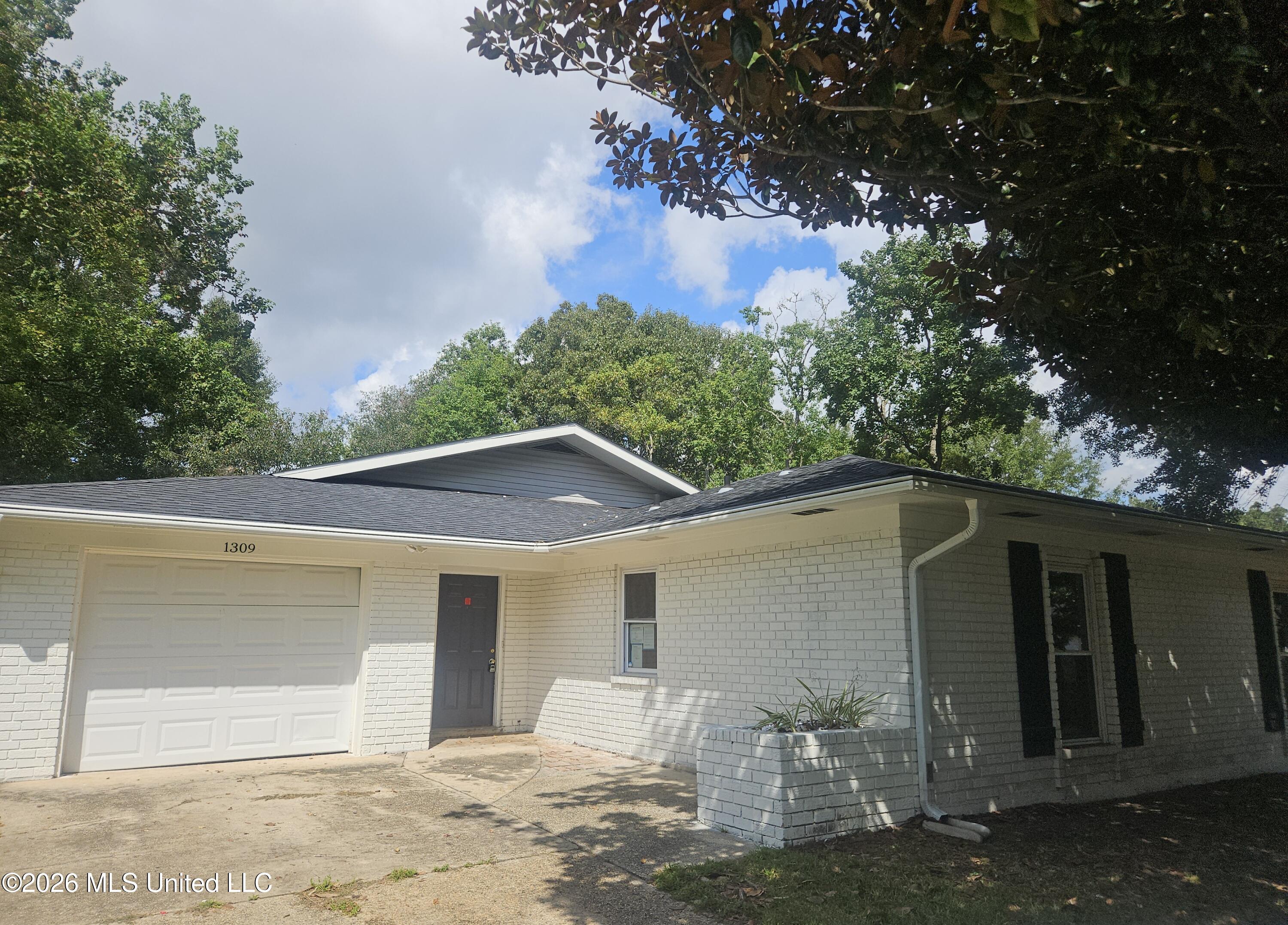1309 Parktown Drive Property Photo 2
