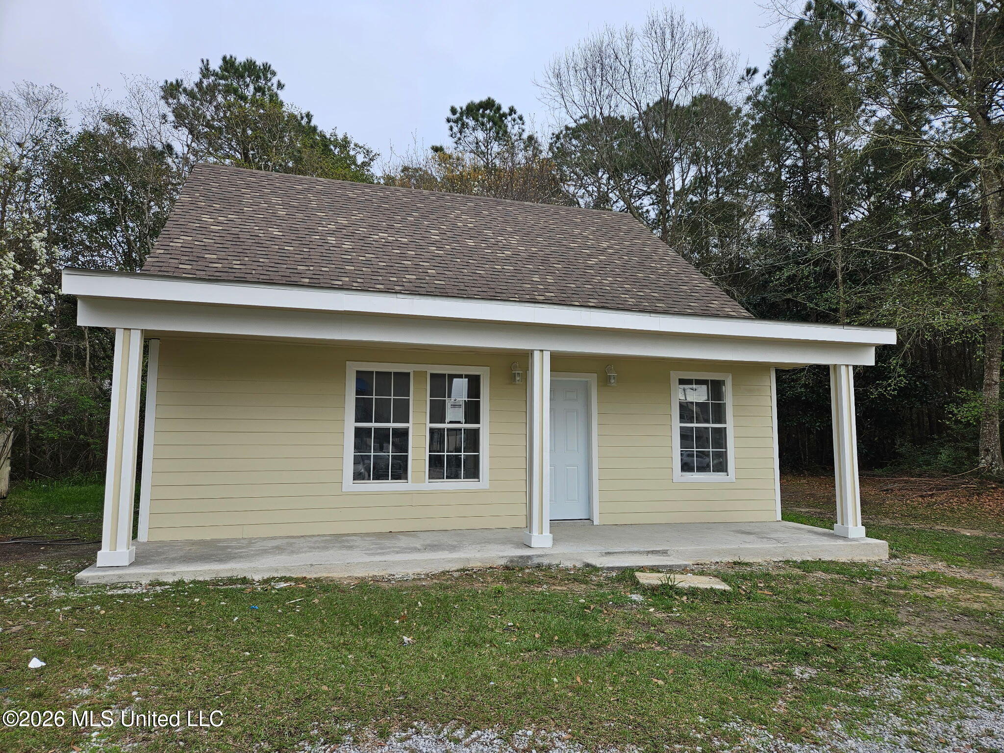 2512 Beachview Drive Property Photo 1