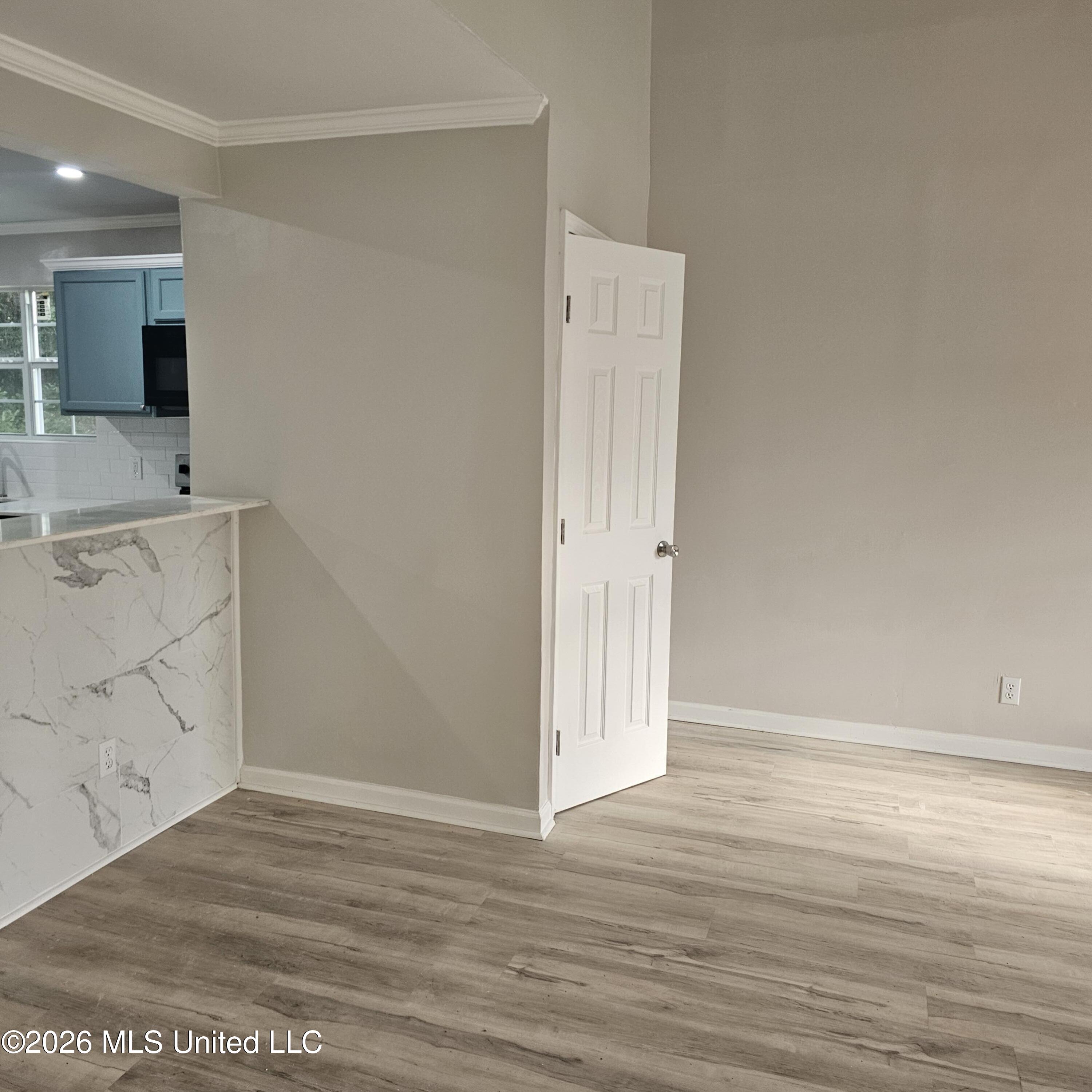 2512 Beachview Drive Property Photo 5