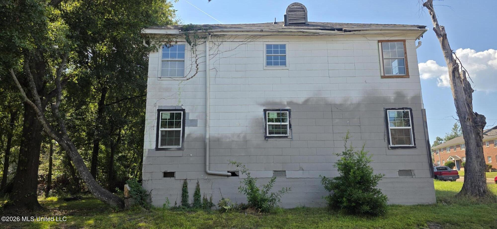 1205 Lawnview Place Property Photo 2