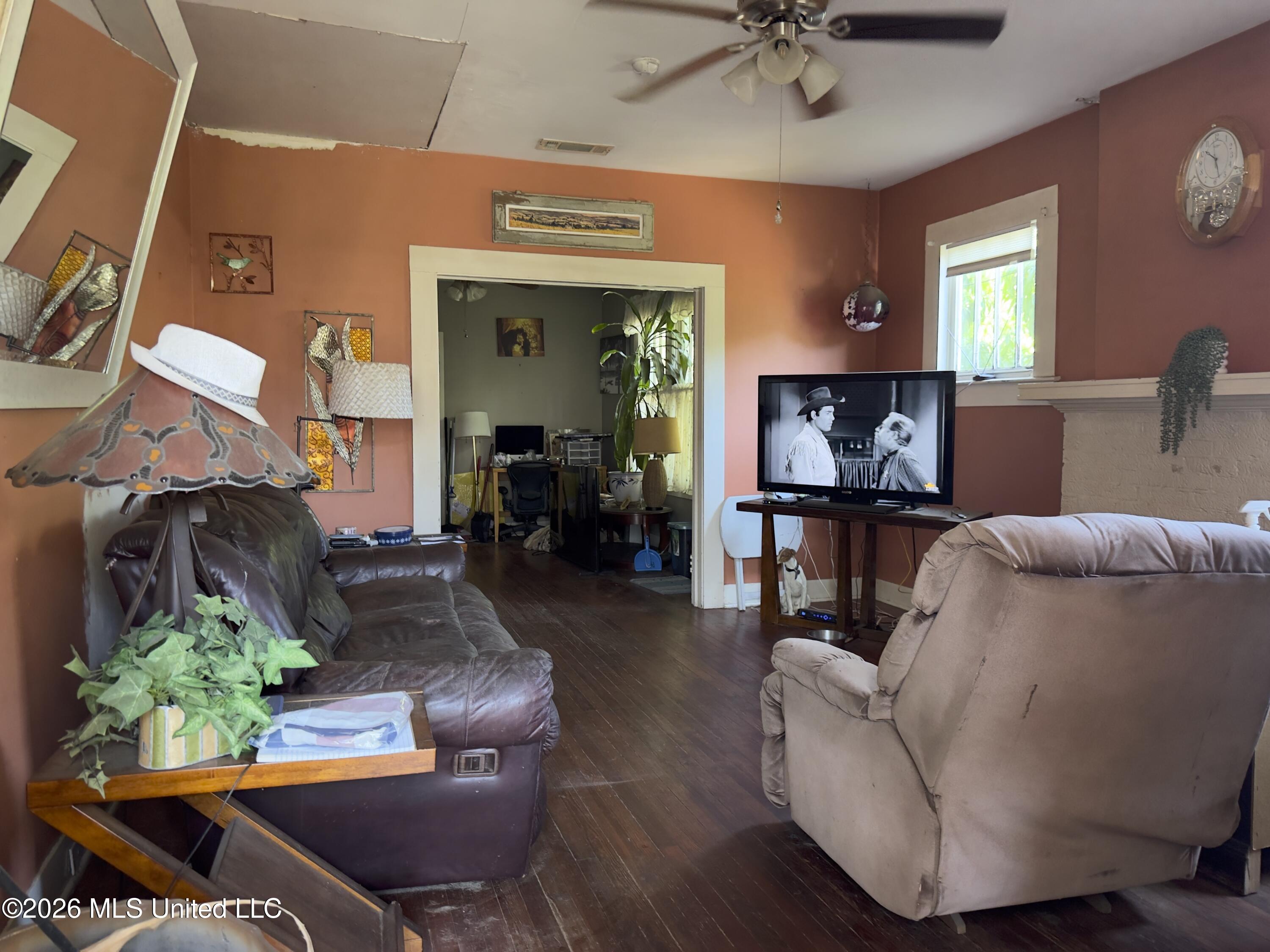 2405 East Avenue Property Photo 2