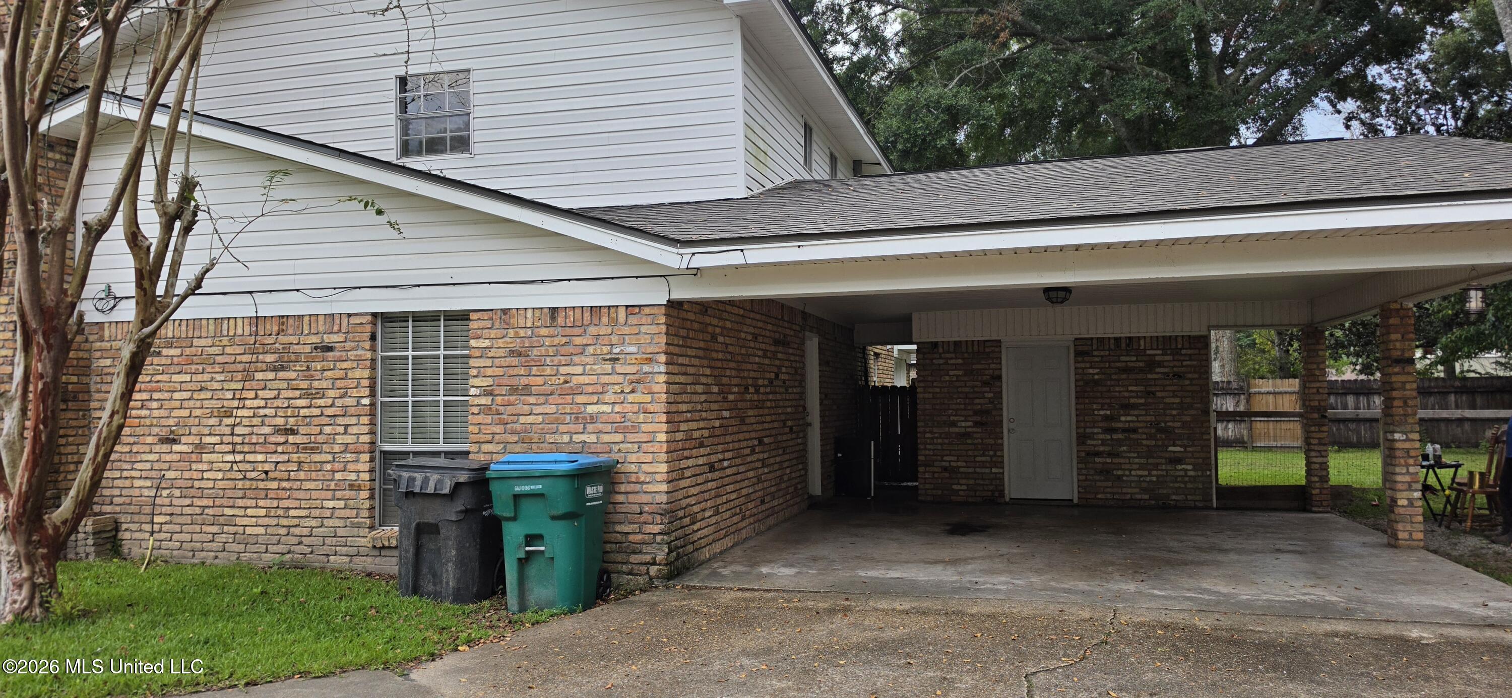 1208 Hickory Hill Drive Property Photo 4