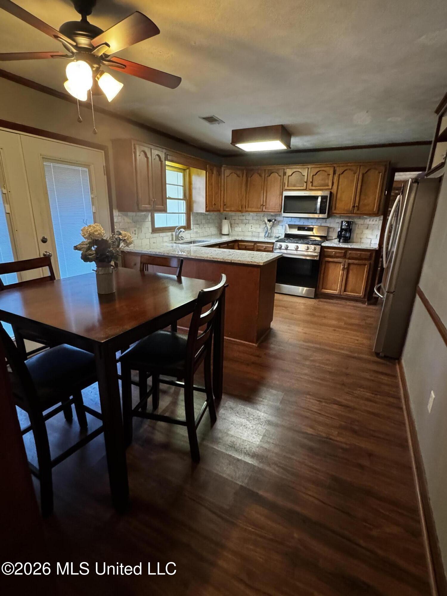 211 Avenue B Property Photo 4