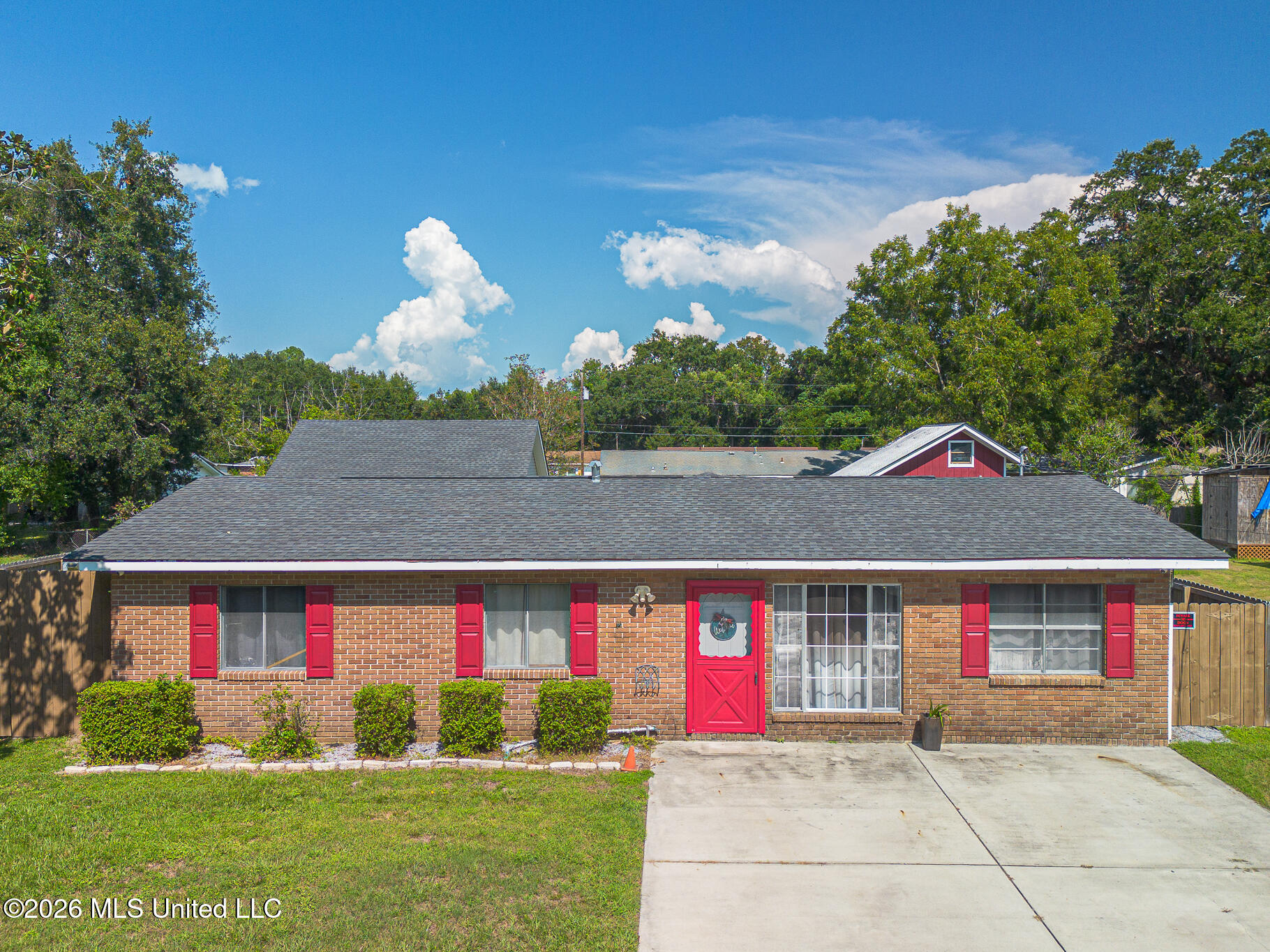 210 Gates Avenue Property Photo 1
