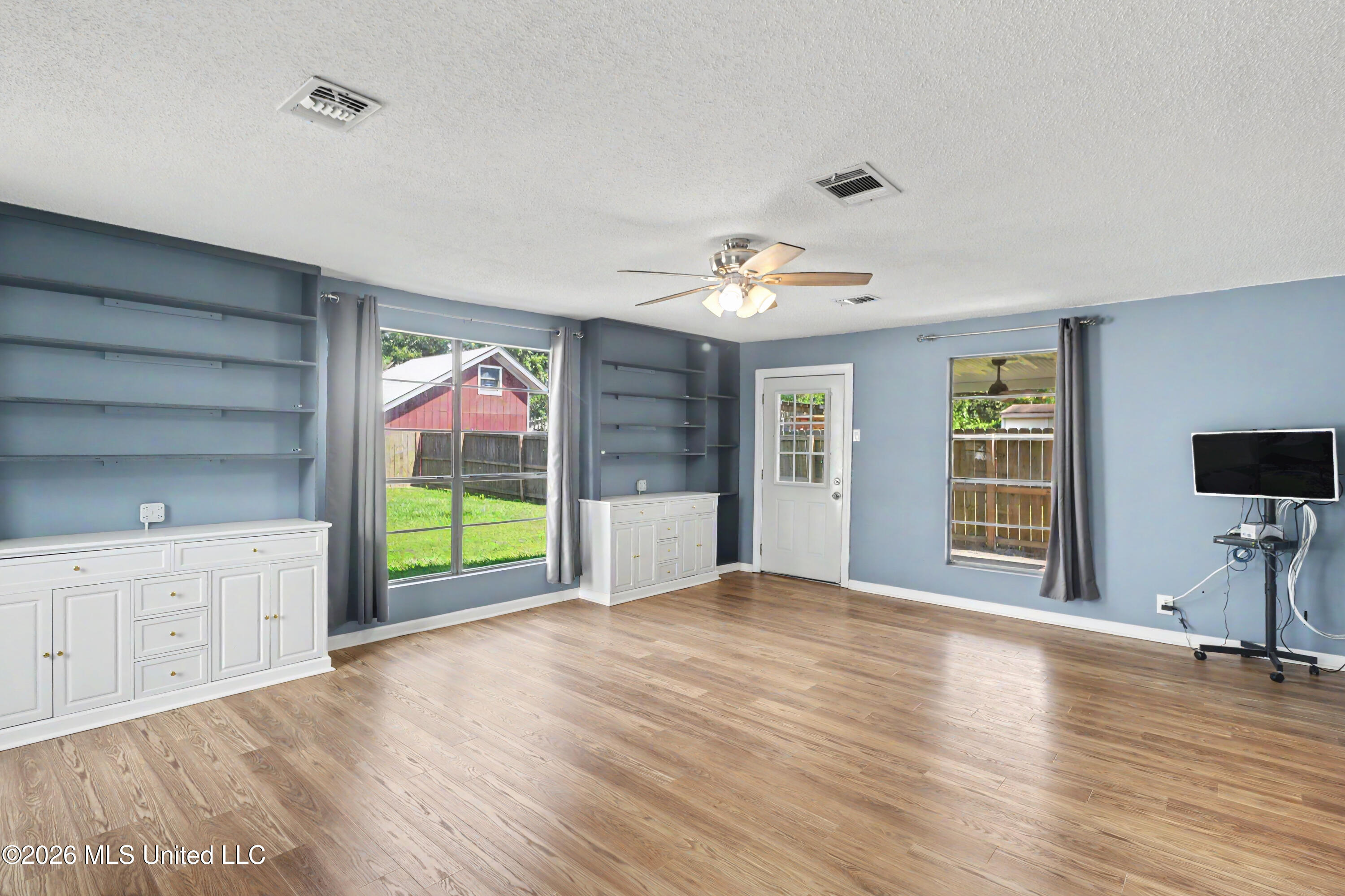 210 Gates Avenue Property Photo 8