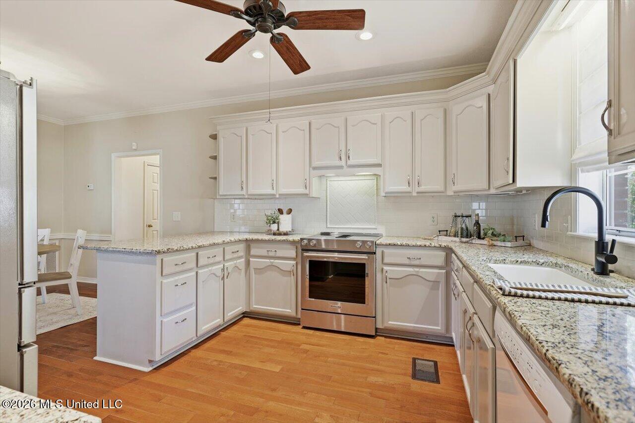 911 Tetbury Place Property Photo 15