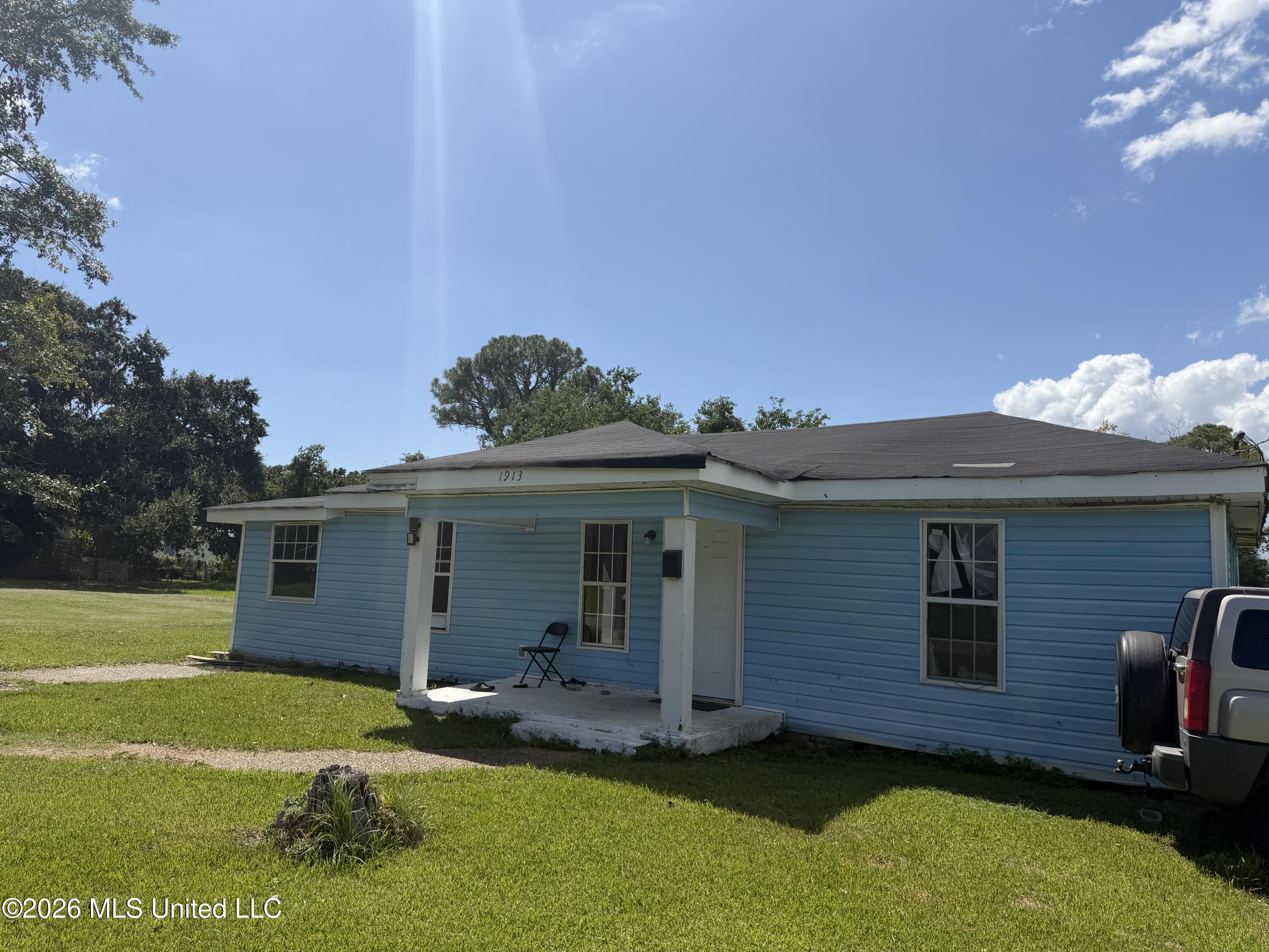 1913 35th Avenue Property Photo 1