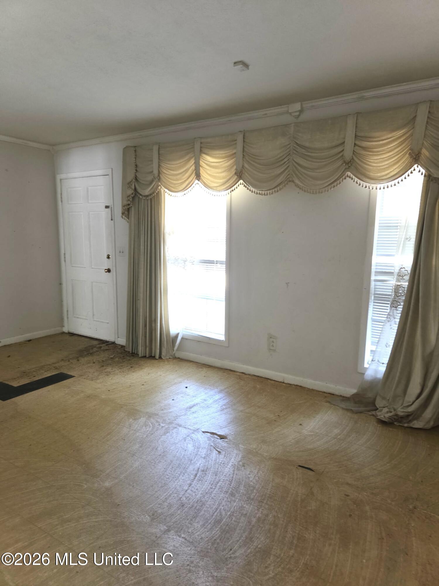 2033 Harold Street Property Photo 4