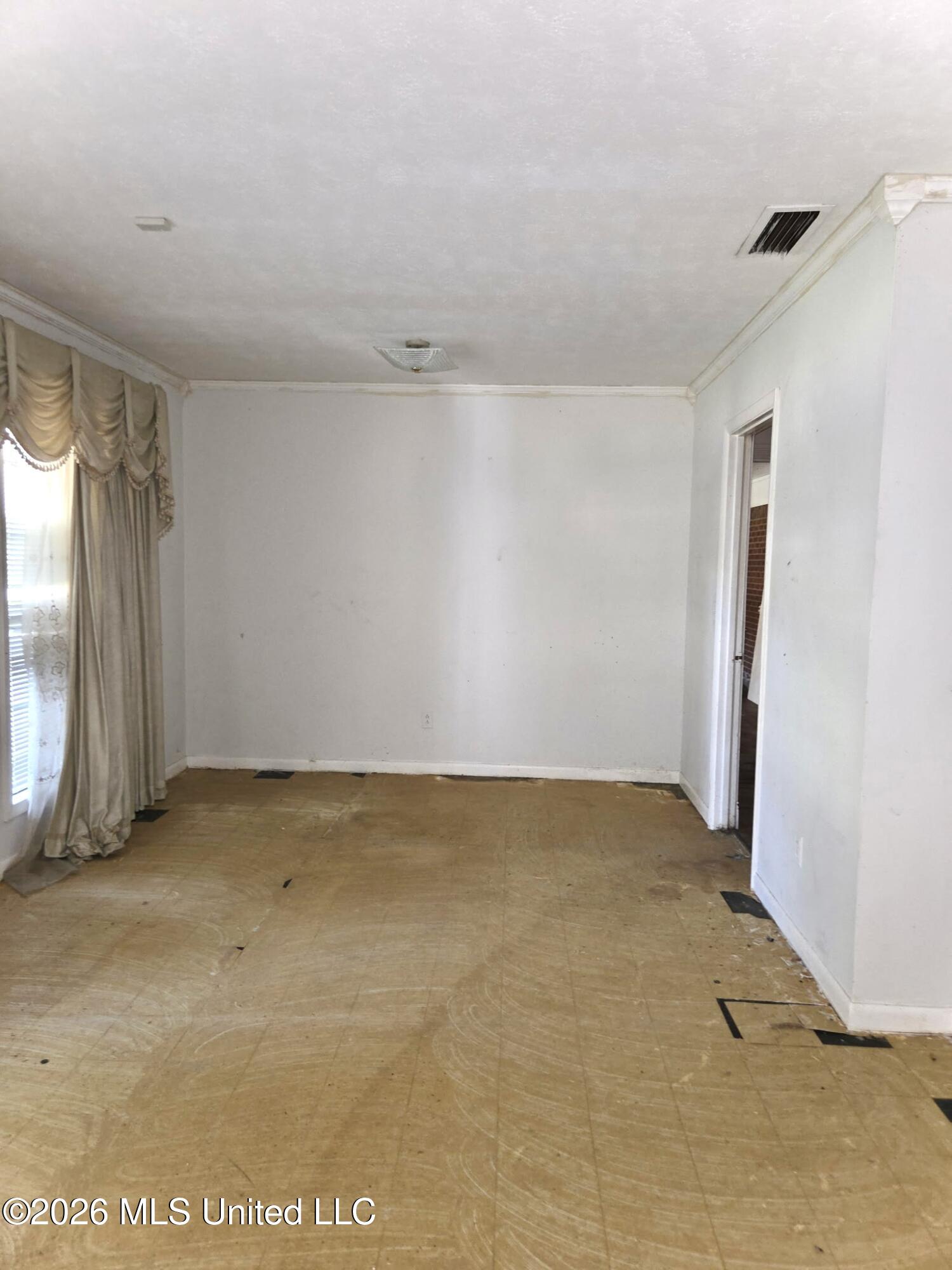 2033 Harold Street Property Photo 5