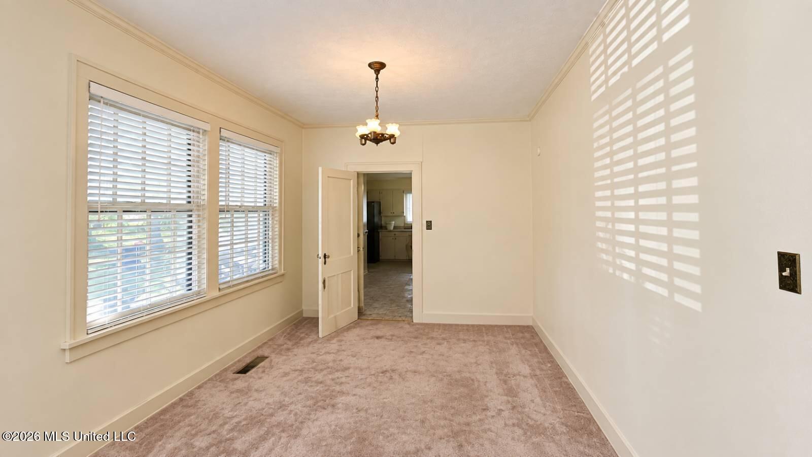 104 E South Avenue Property Photo 5