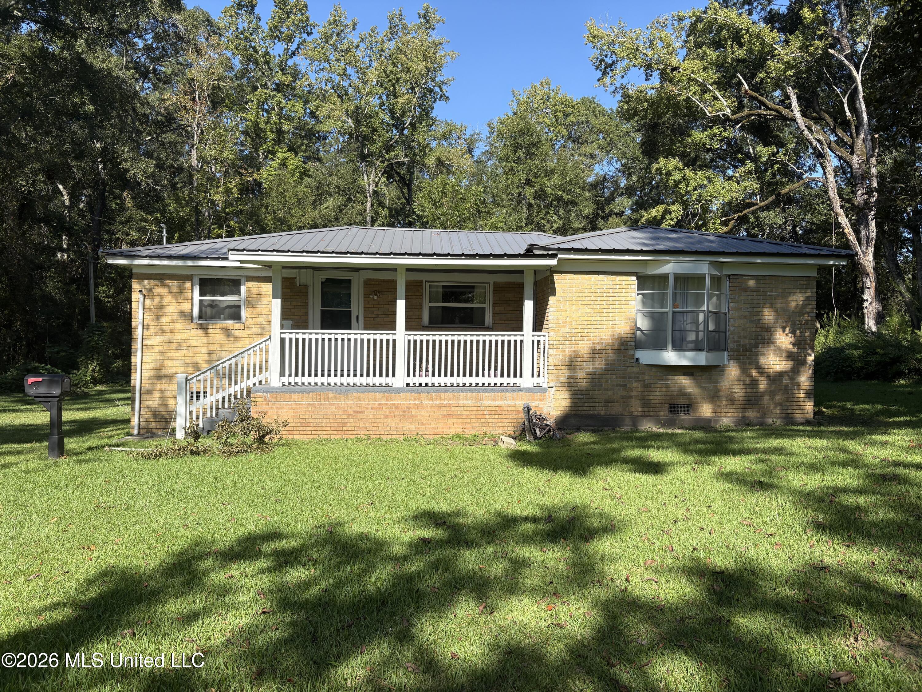 843 N Clark Avenue Property Photo 1