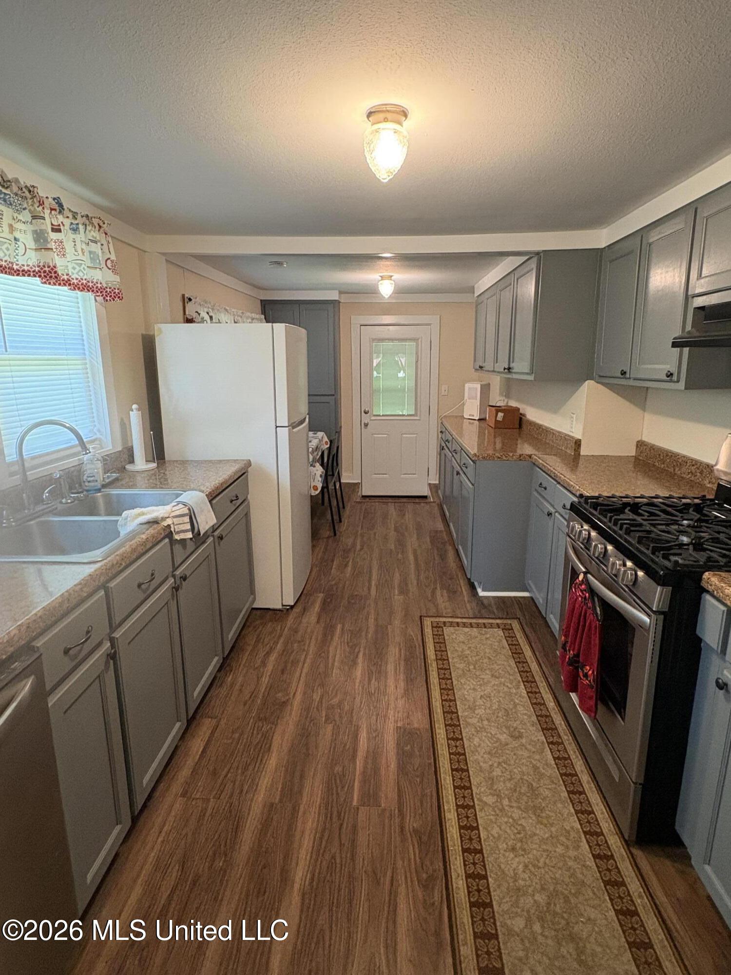 843 N Clark Avenue Property Photo 3