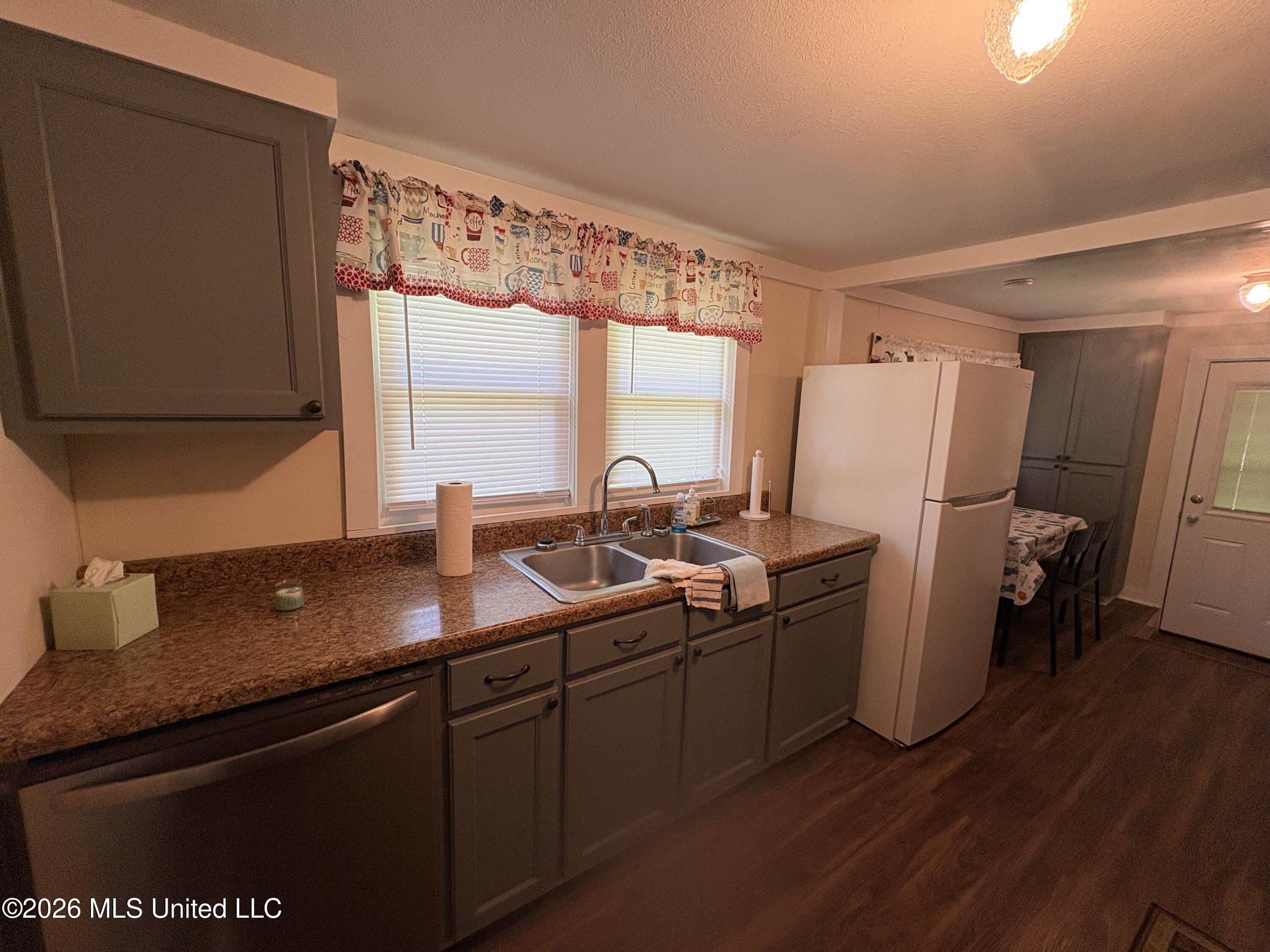 843 N Clark Avenue Property Photo 4