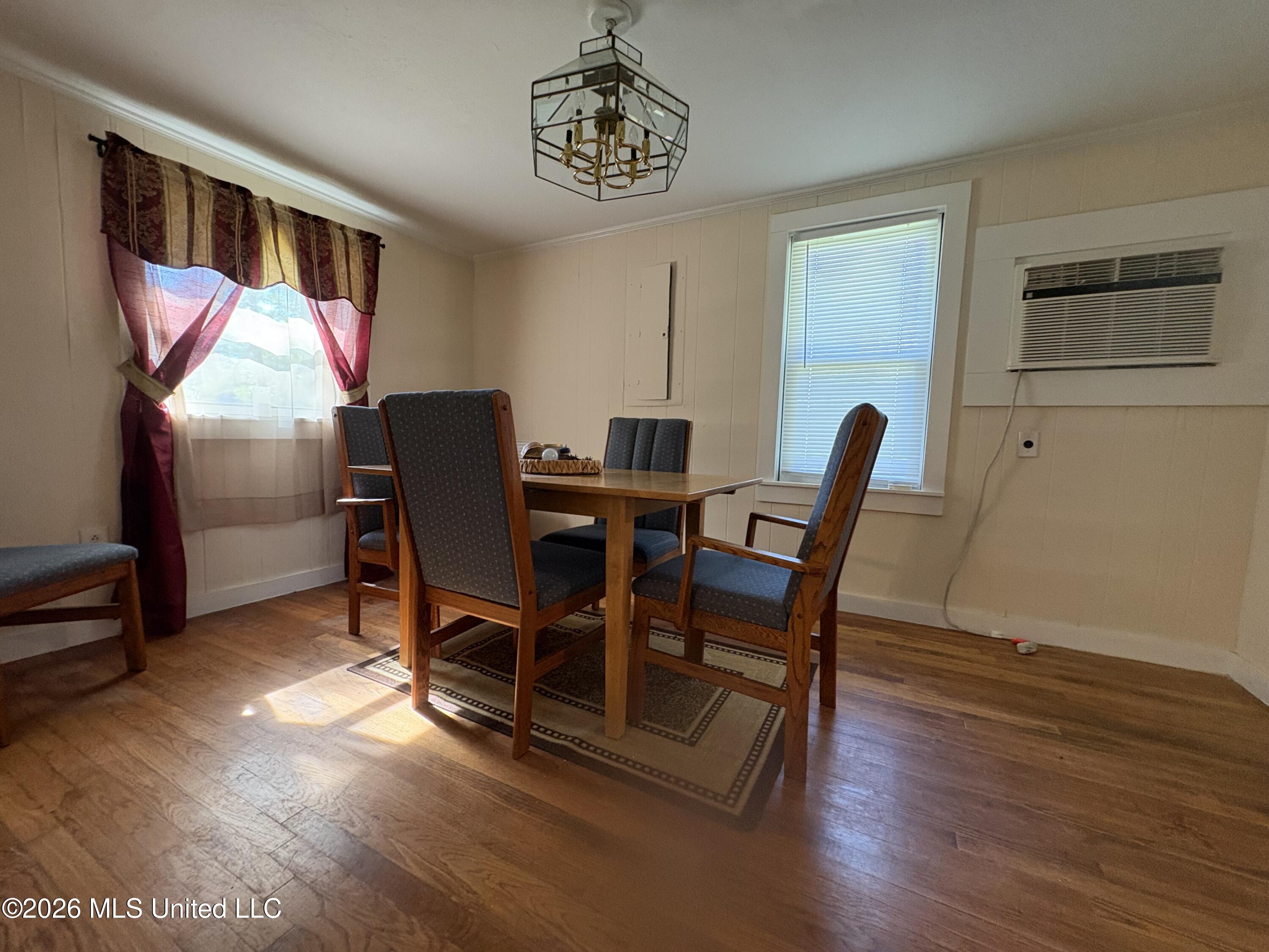 843 N Clark Avenue Property Photo 5