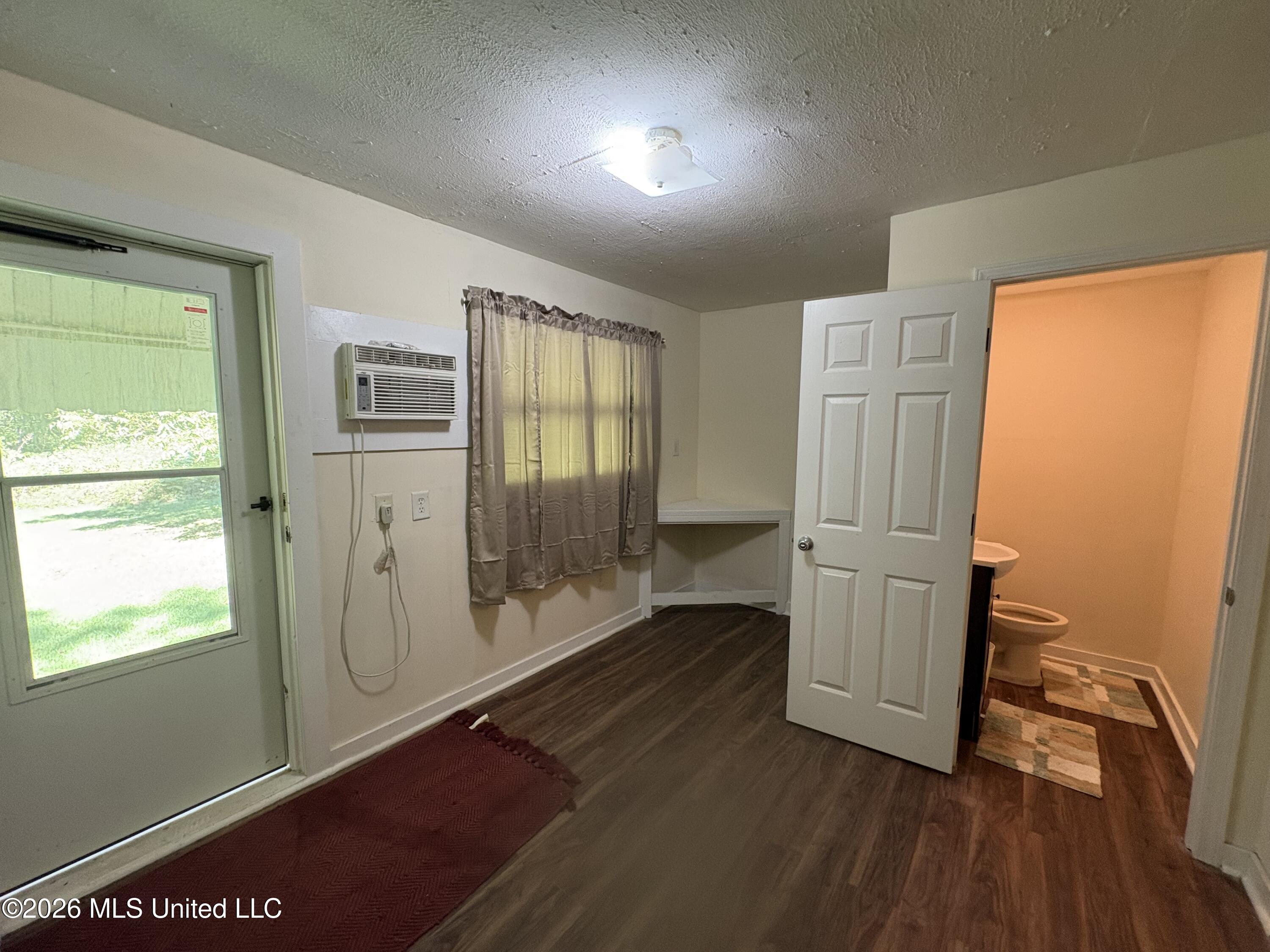 843 N Clark Avenue Property Photo 6