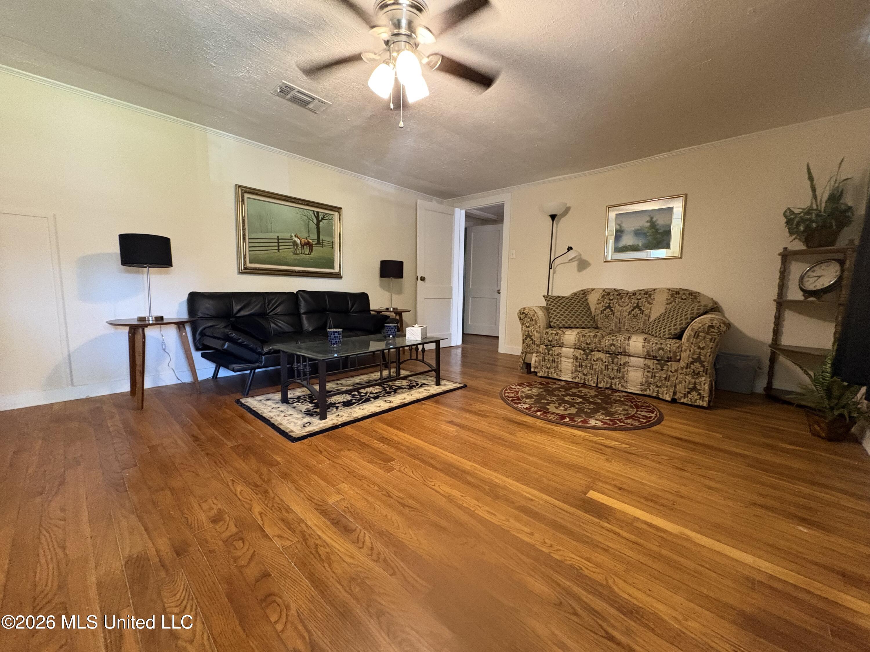 843 N Clark Avenue Property Photo 7