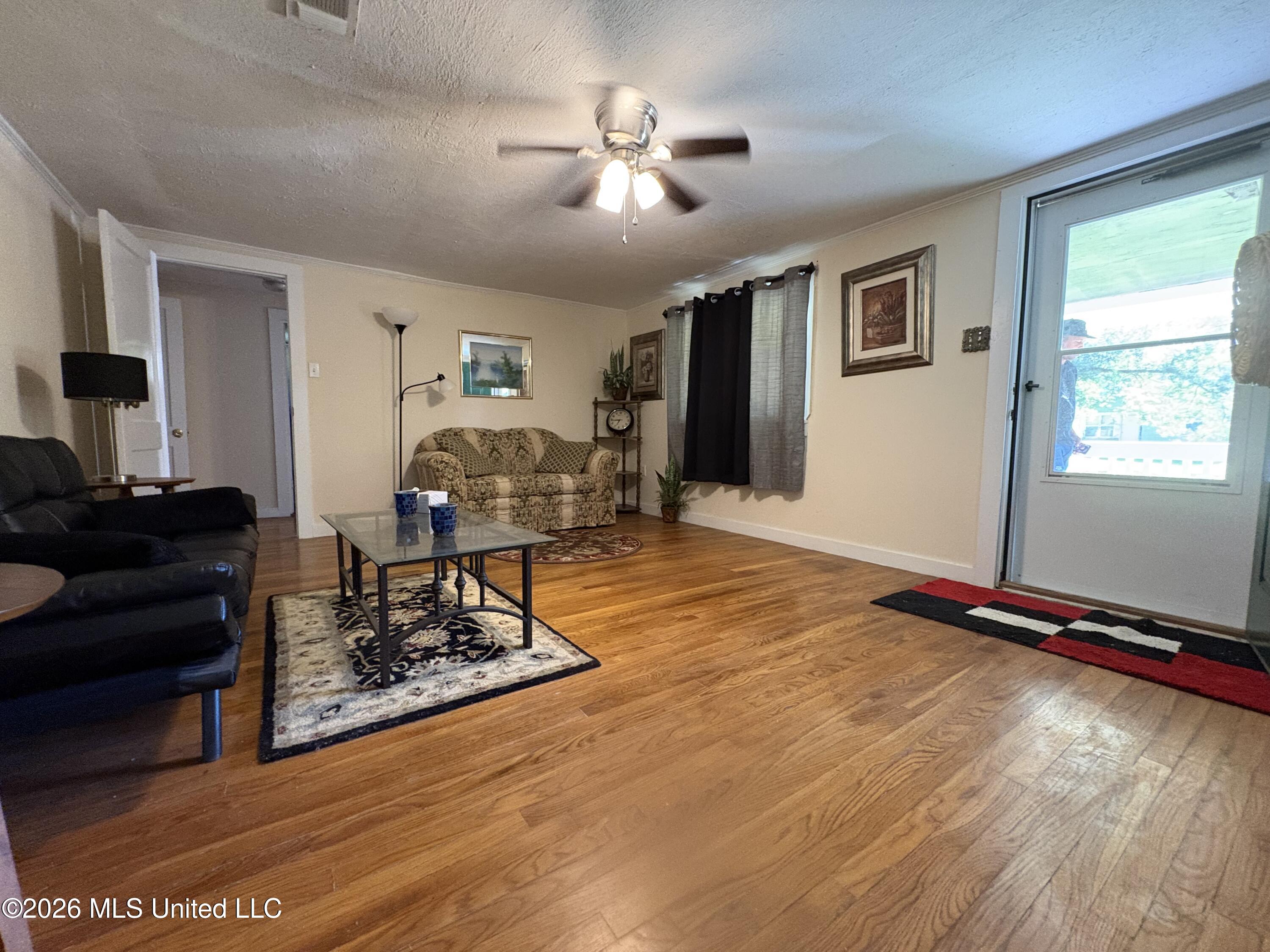 843 N Clark Avenue Property Photo 8