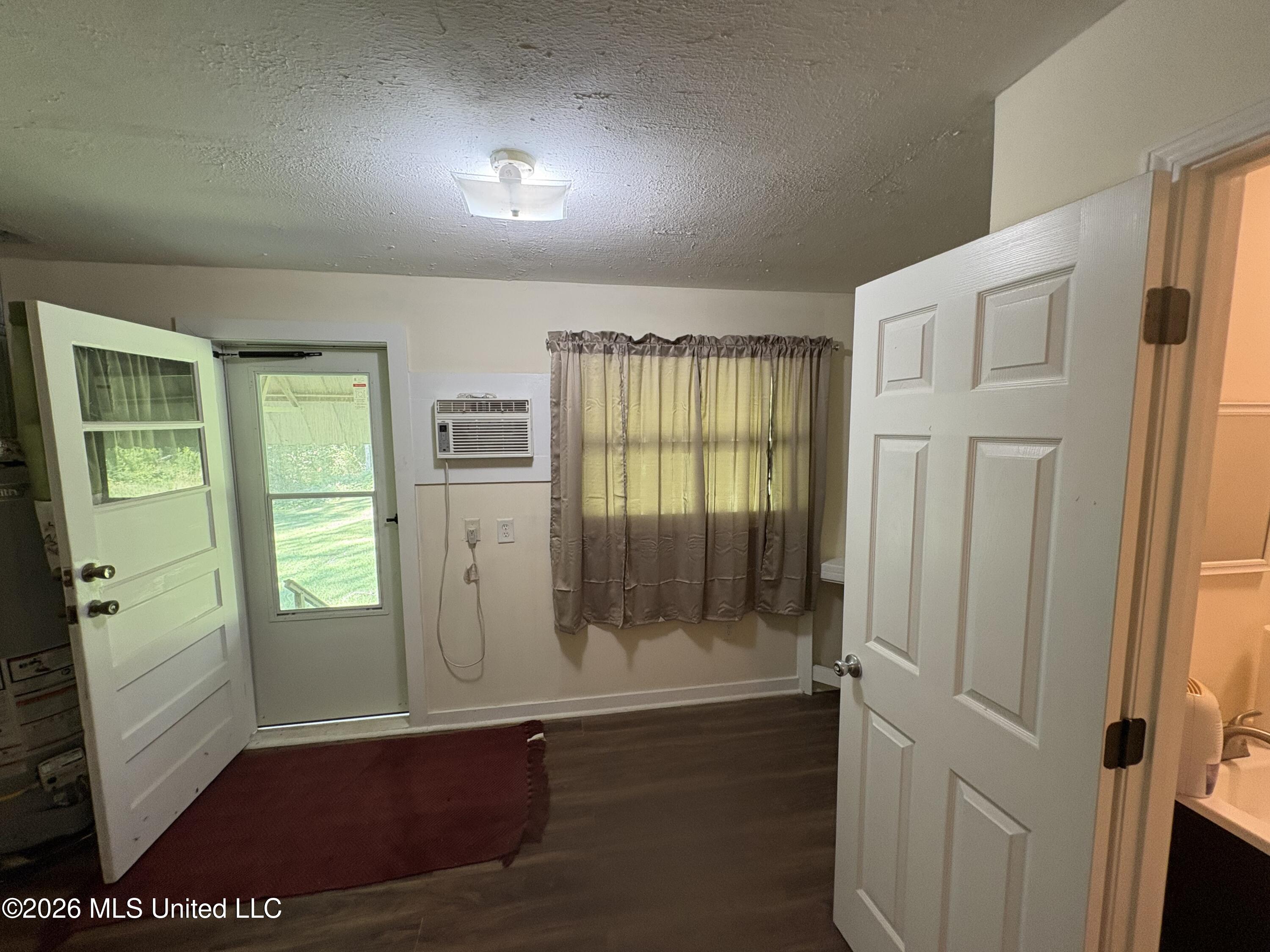 843 N Clark Avenue Property Photo 9