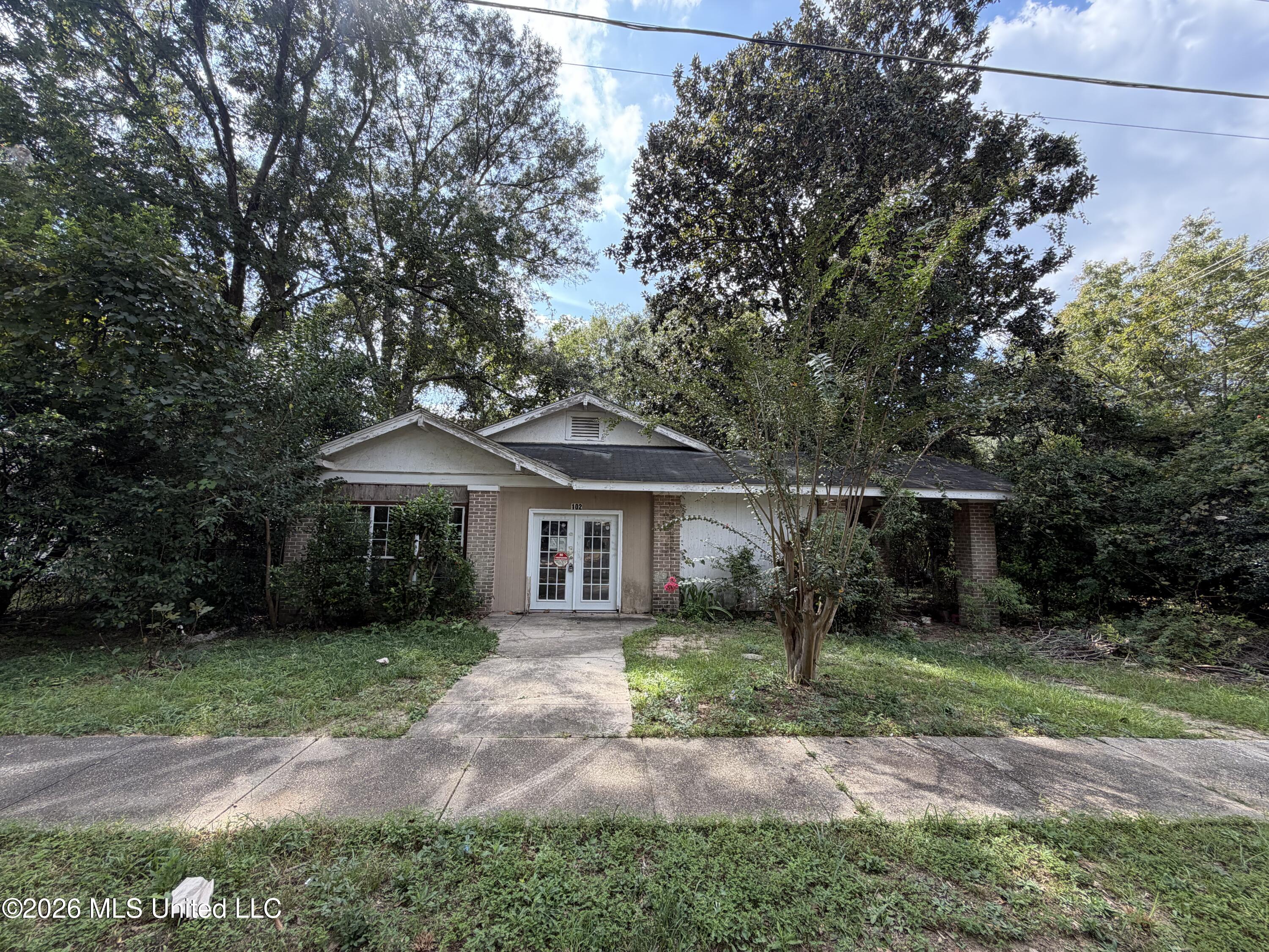 102 S Strahan Street Property Photo 1