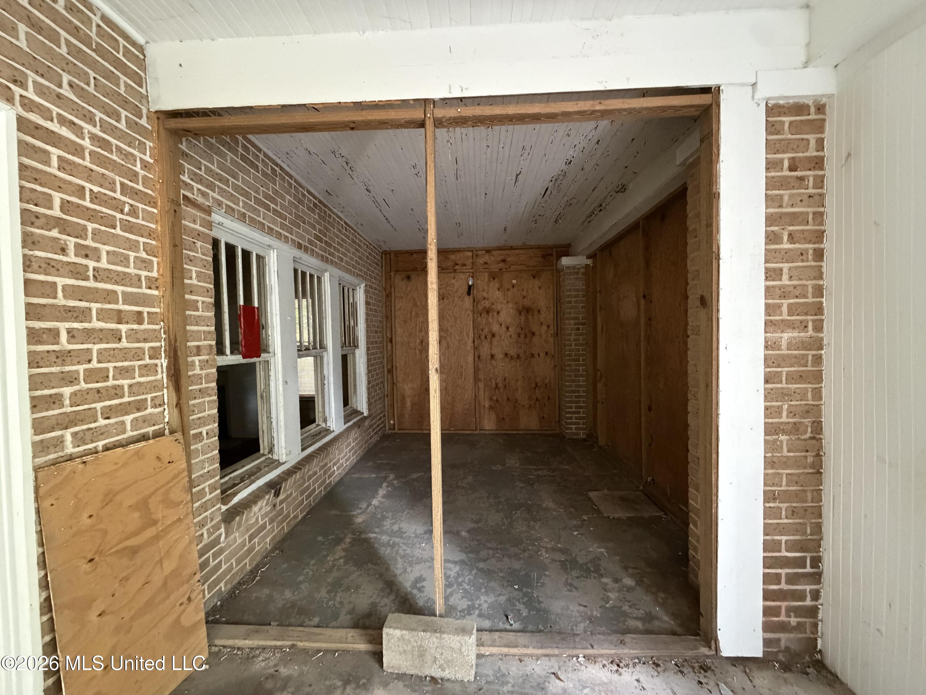 102 S Strahan Street Property Photo 5