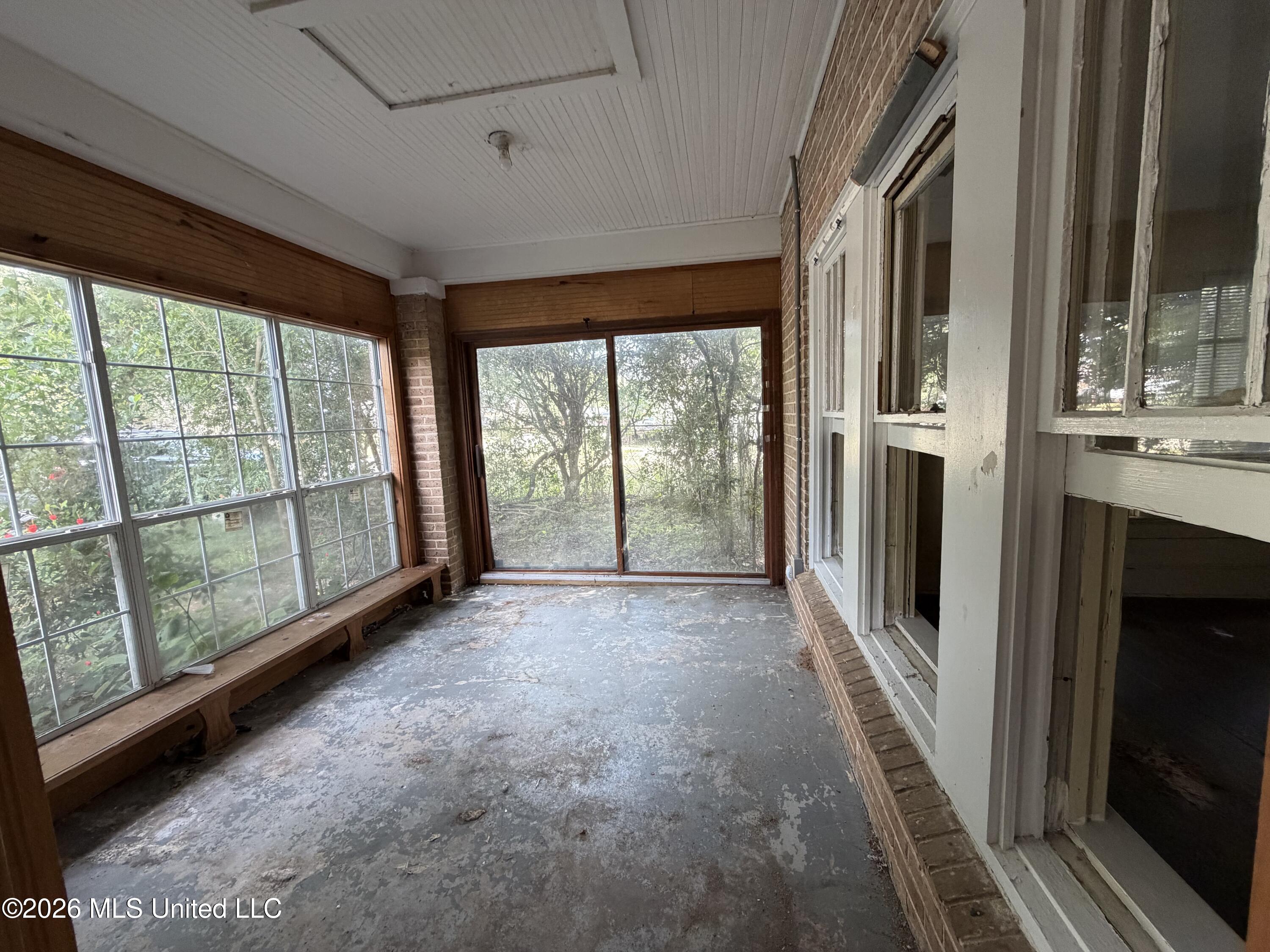 102 S Strahan Street Property Photo 7