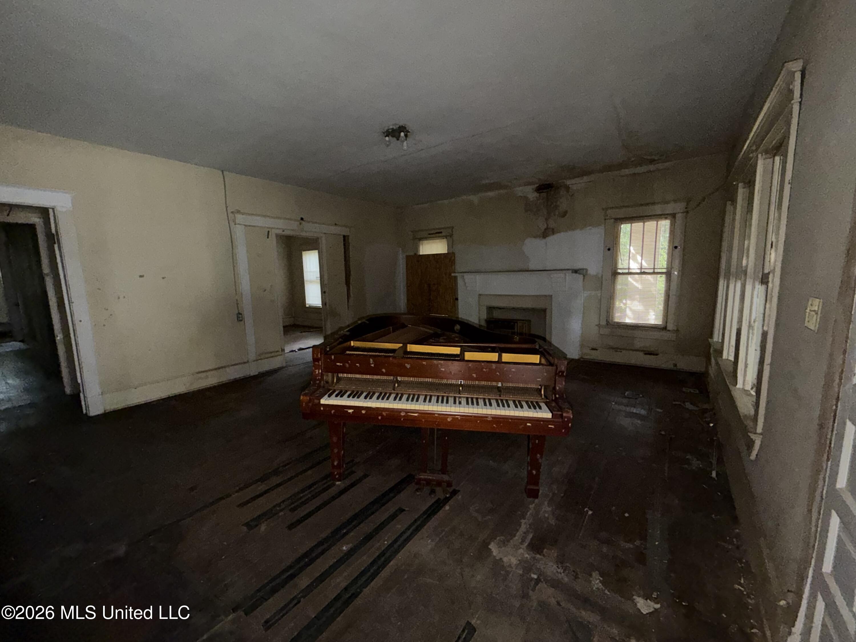 102 S Strahan Street Property Photo 8