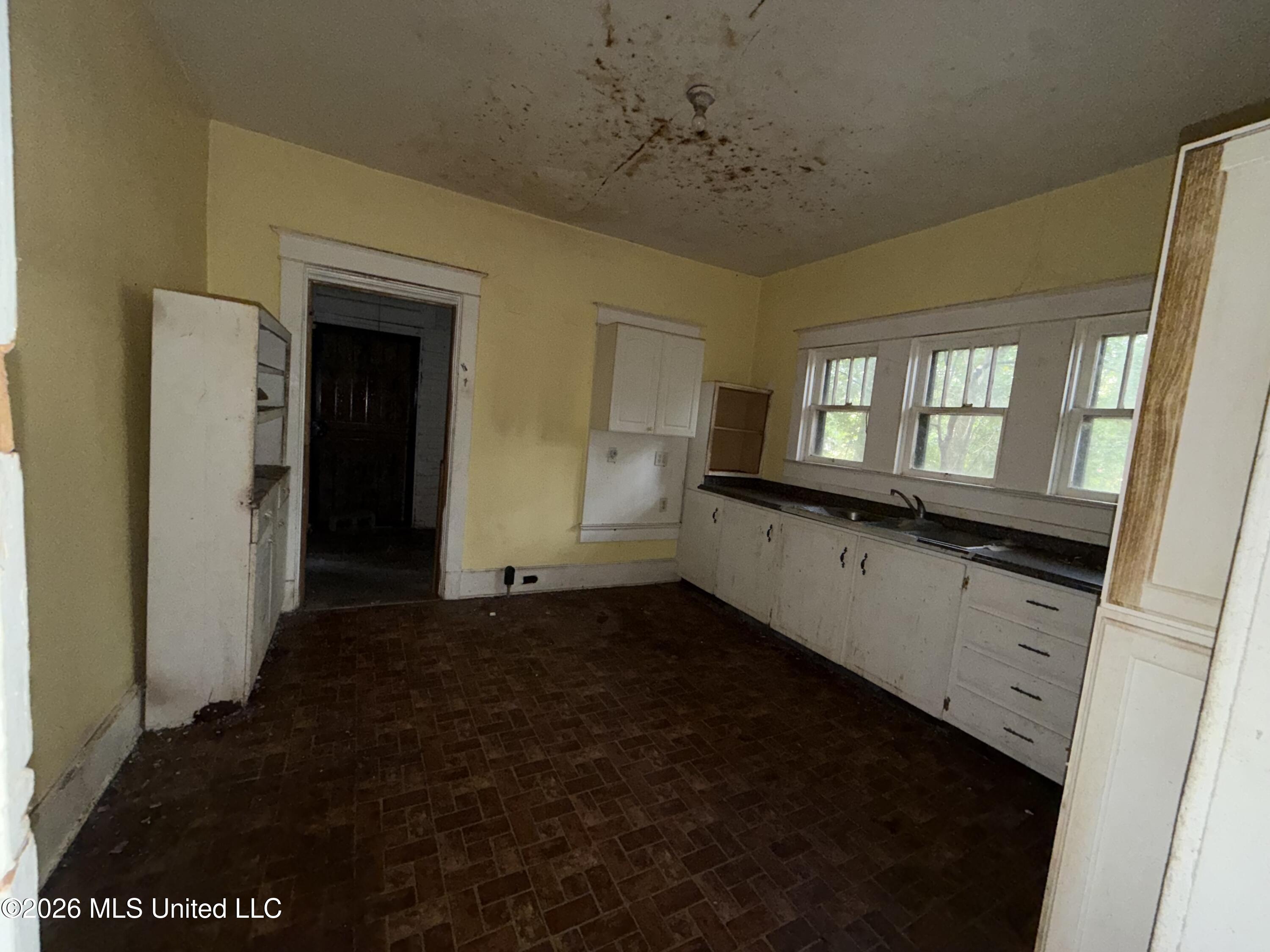 102 S Strahan Street Property Photo 11