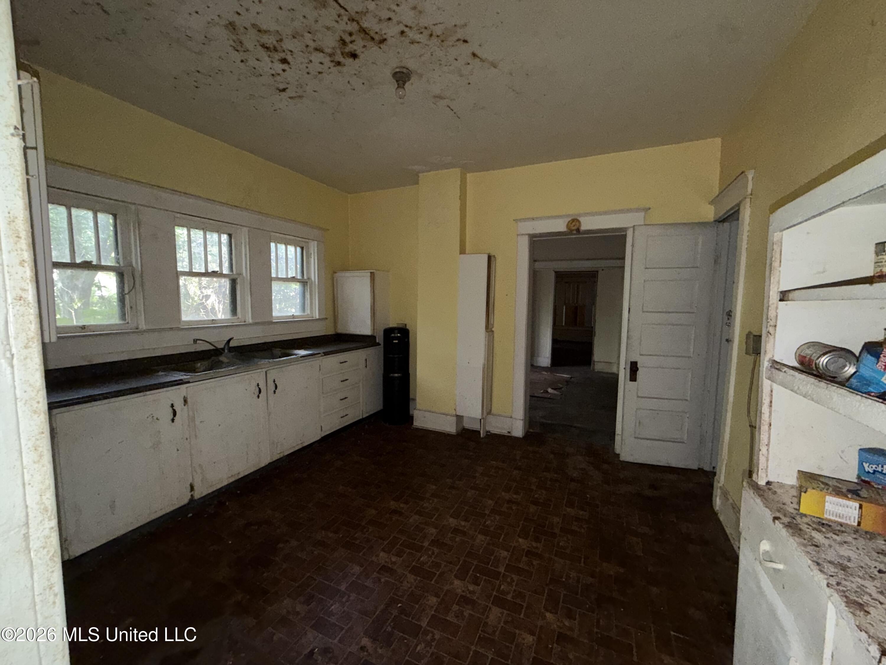 102 S Strahan Street Property Photo 12