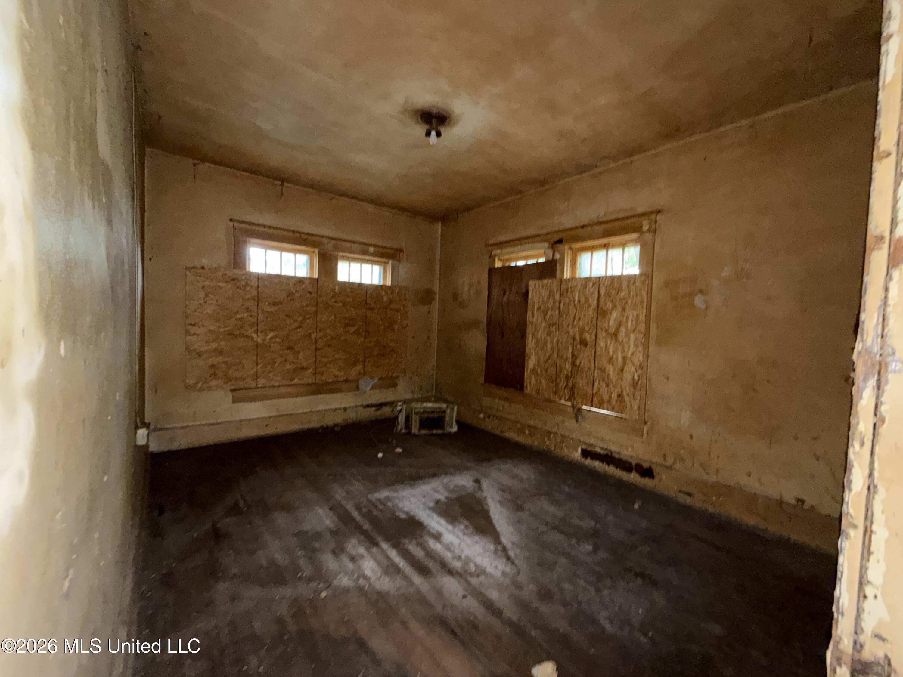 102 S Strahan Street Property Photo 14