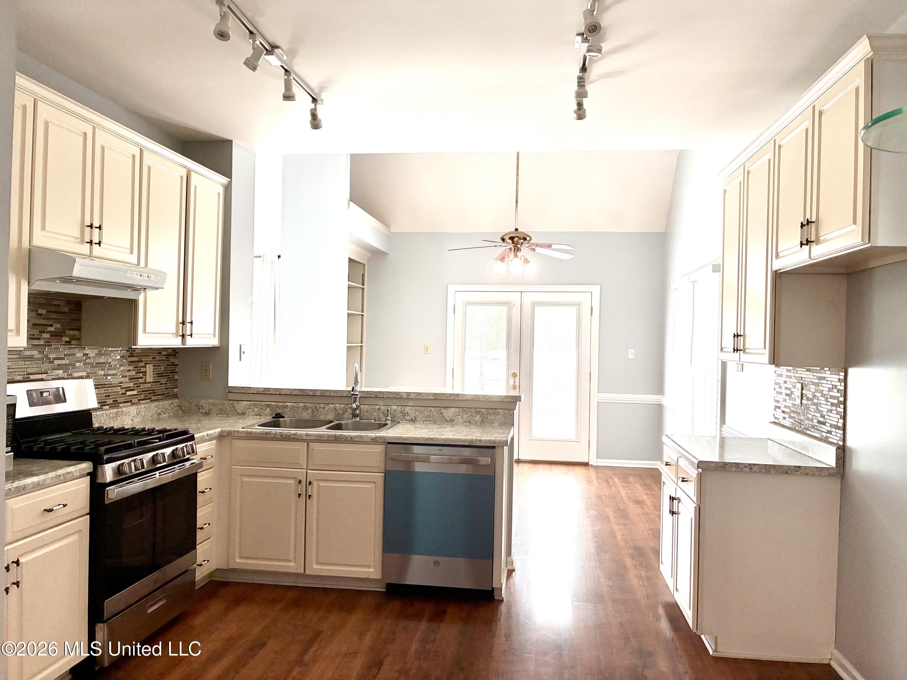 8327 Waverly Cove Property Photo 7