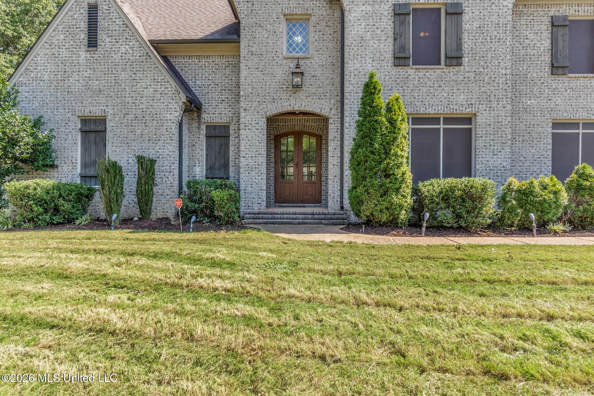344 Surrey Loop Property Photo 6