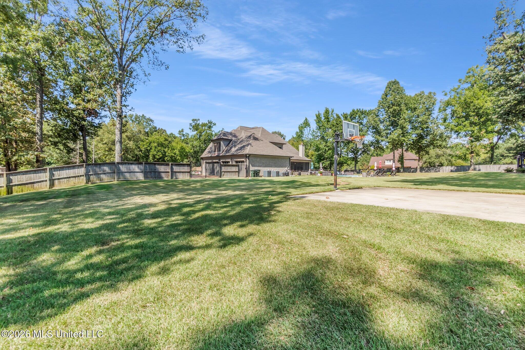344 Surrey Loop Property Photo 8