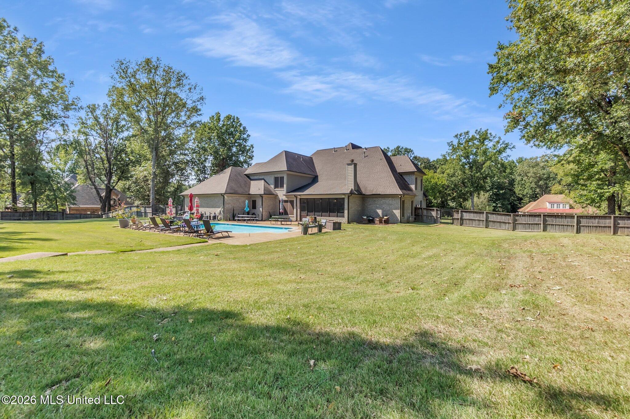 344 Surrey Loop Property Photo 9