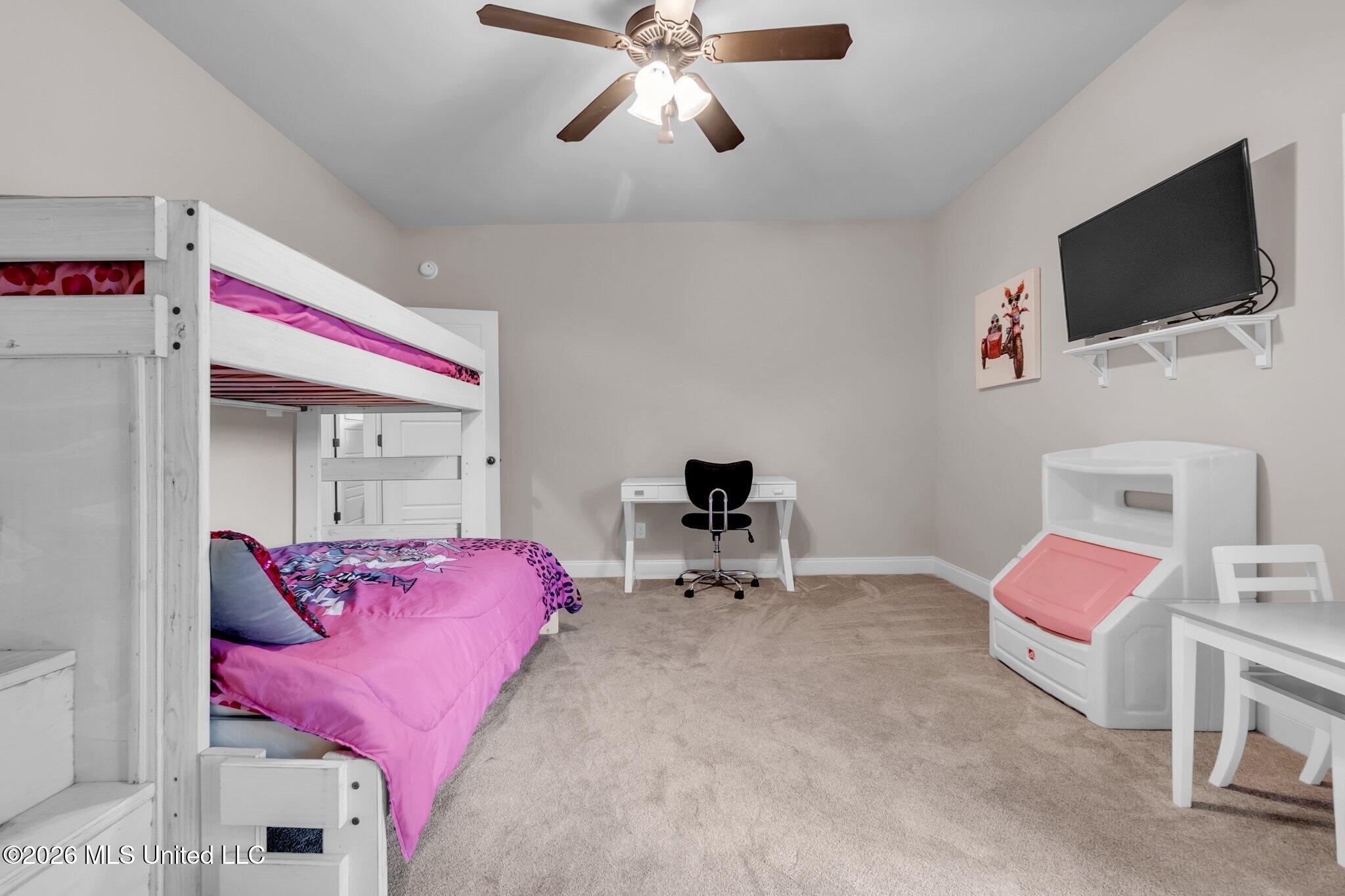344 Surrey Loop Property Photo 43