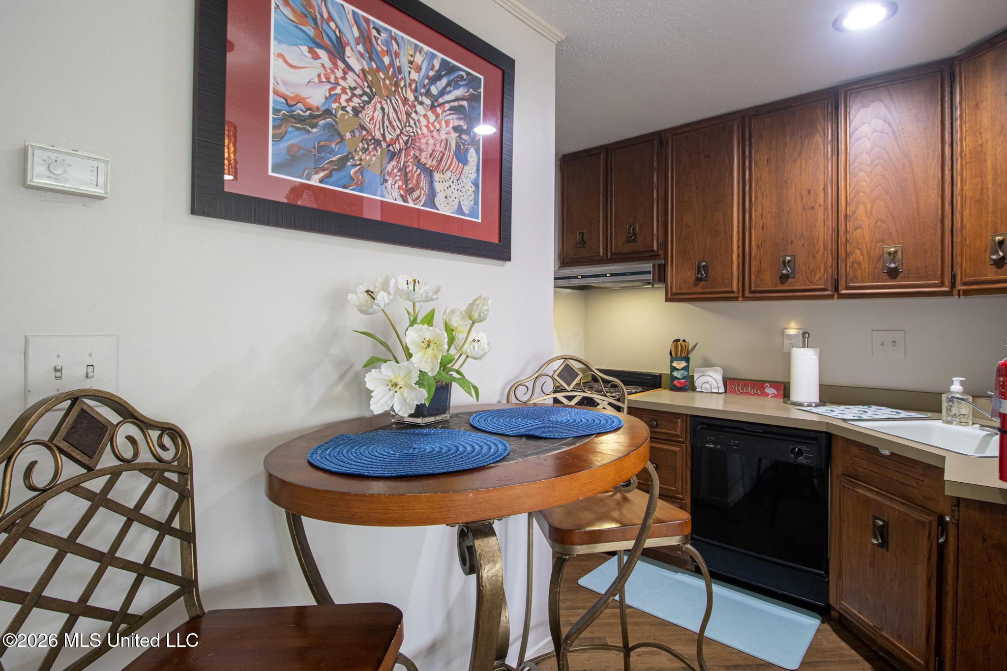201 Lakeside Villa Property Photo 9