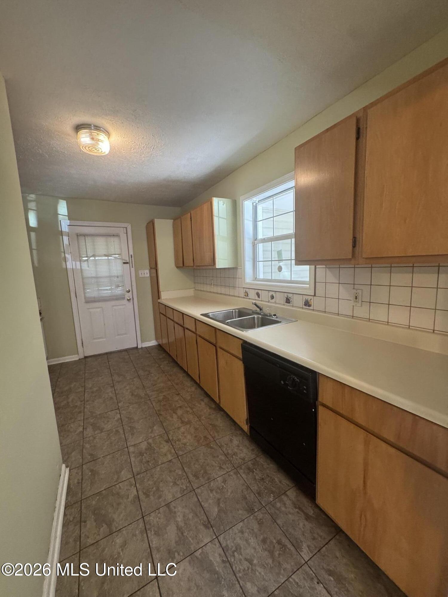 250 Winfield Street Property Photo 4