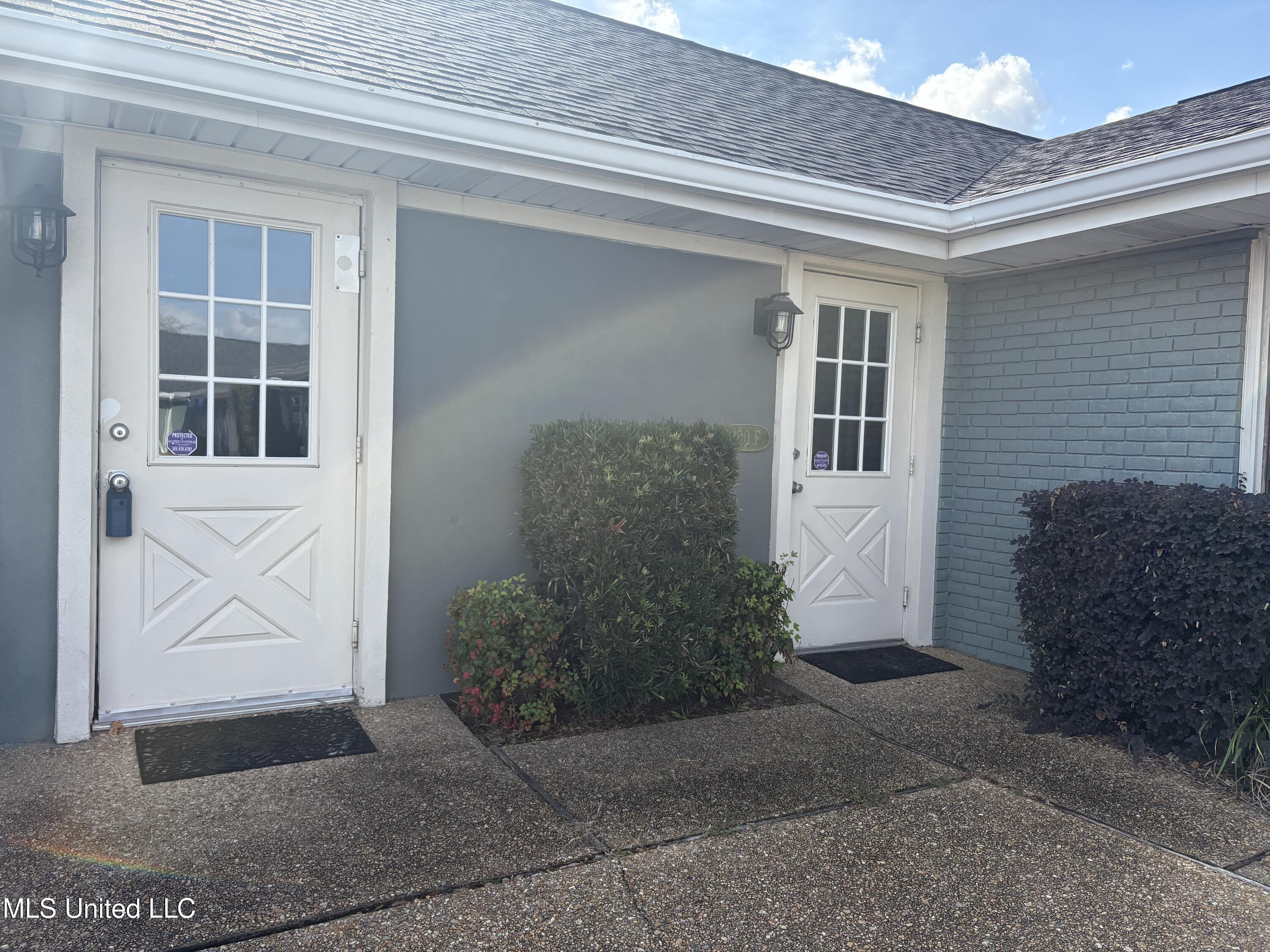 15465 Oak Lane Property Photo 3