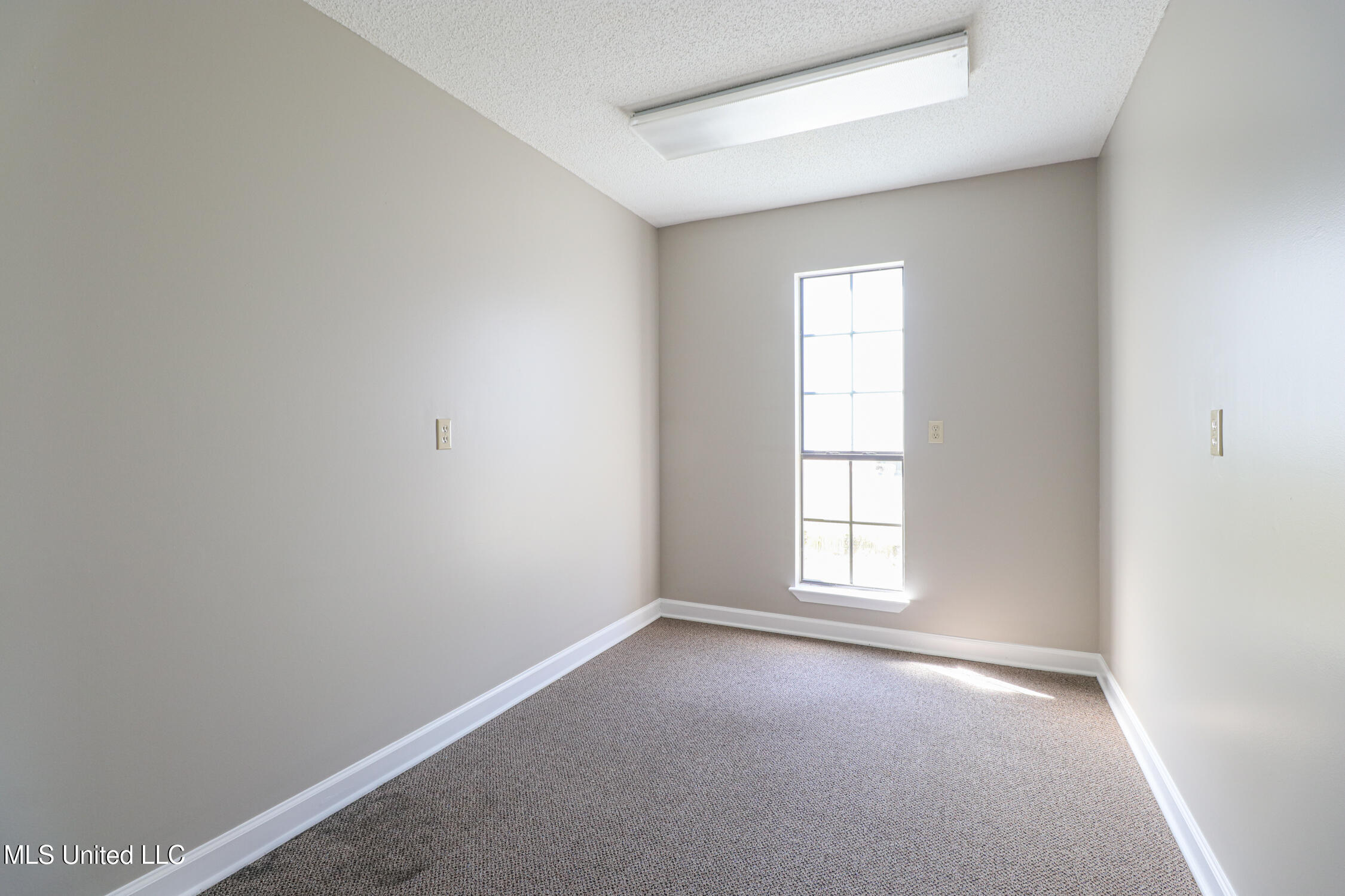 15465 Oak Lane Property Photo 6