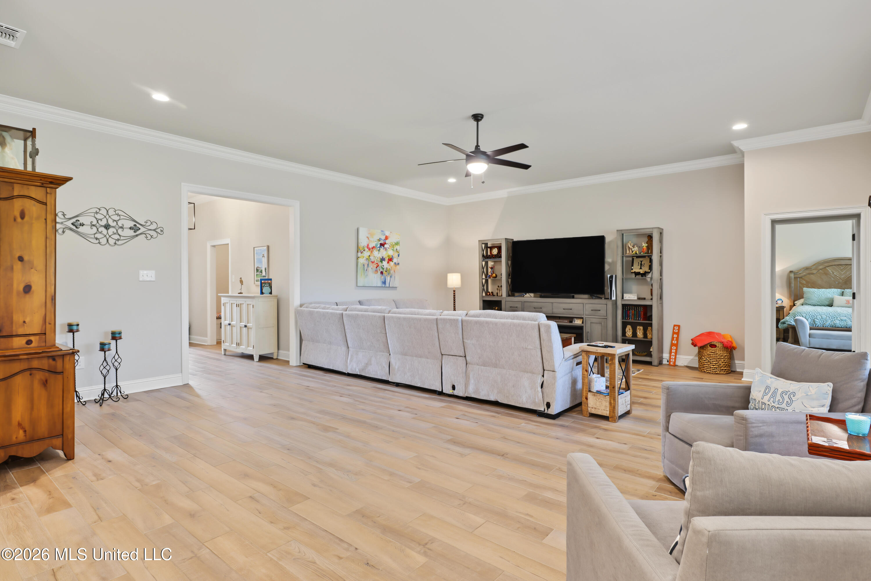 6814 Rolling Green Drive Property Photo 3