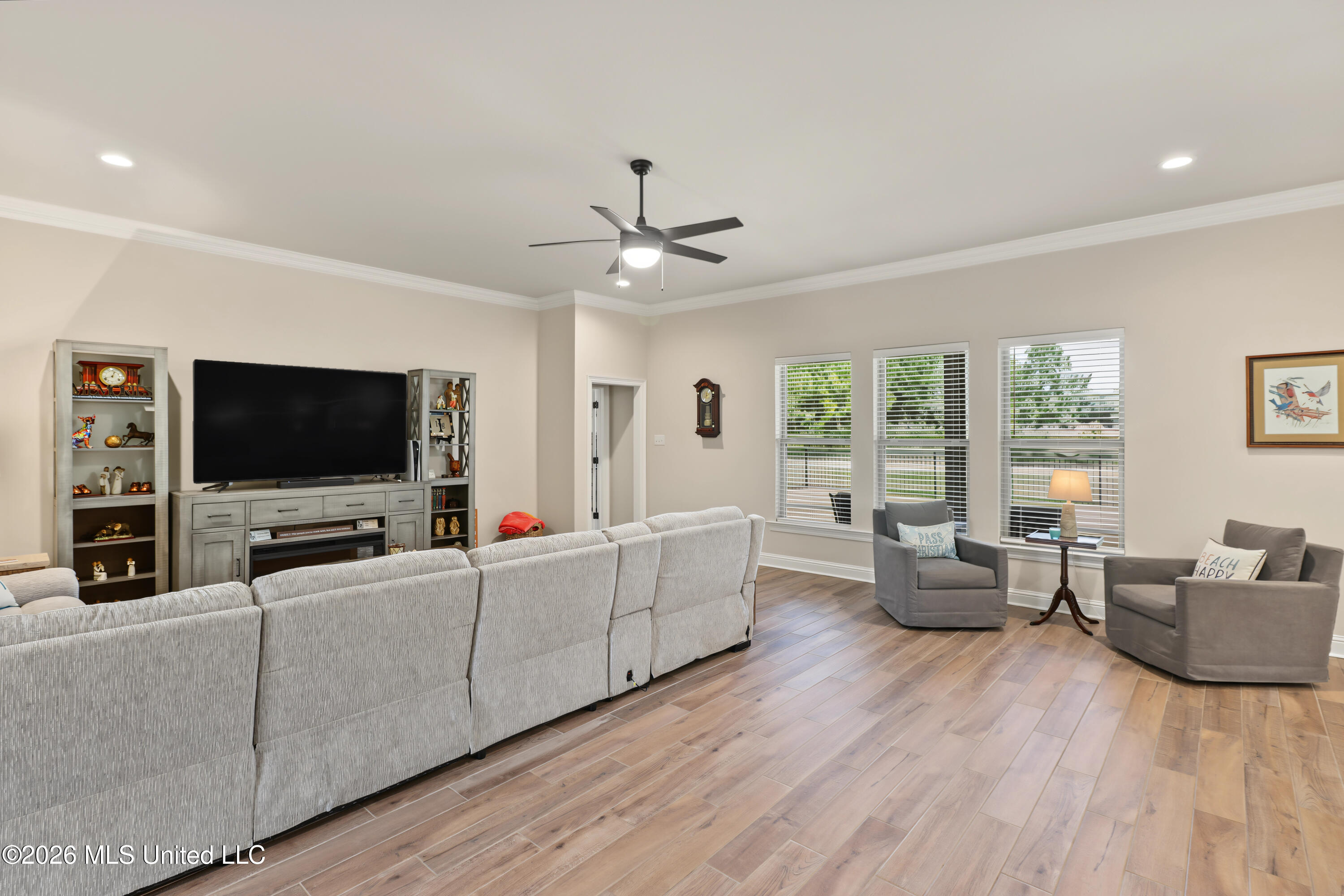 6814 Rolling Green Drive Property Photo 4