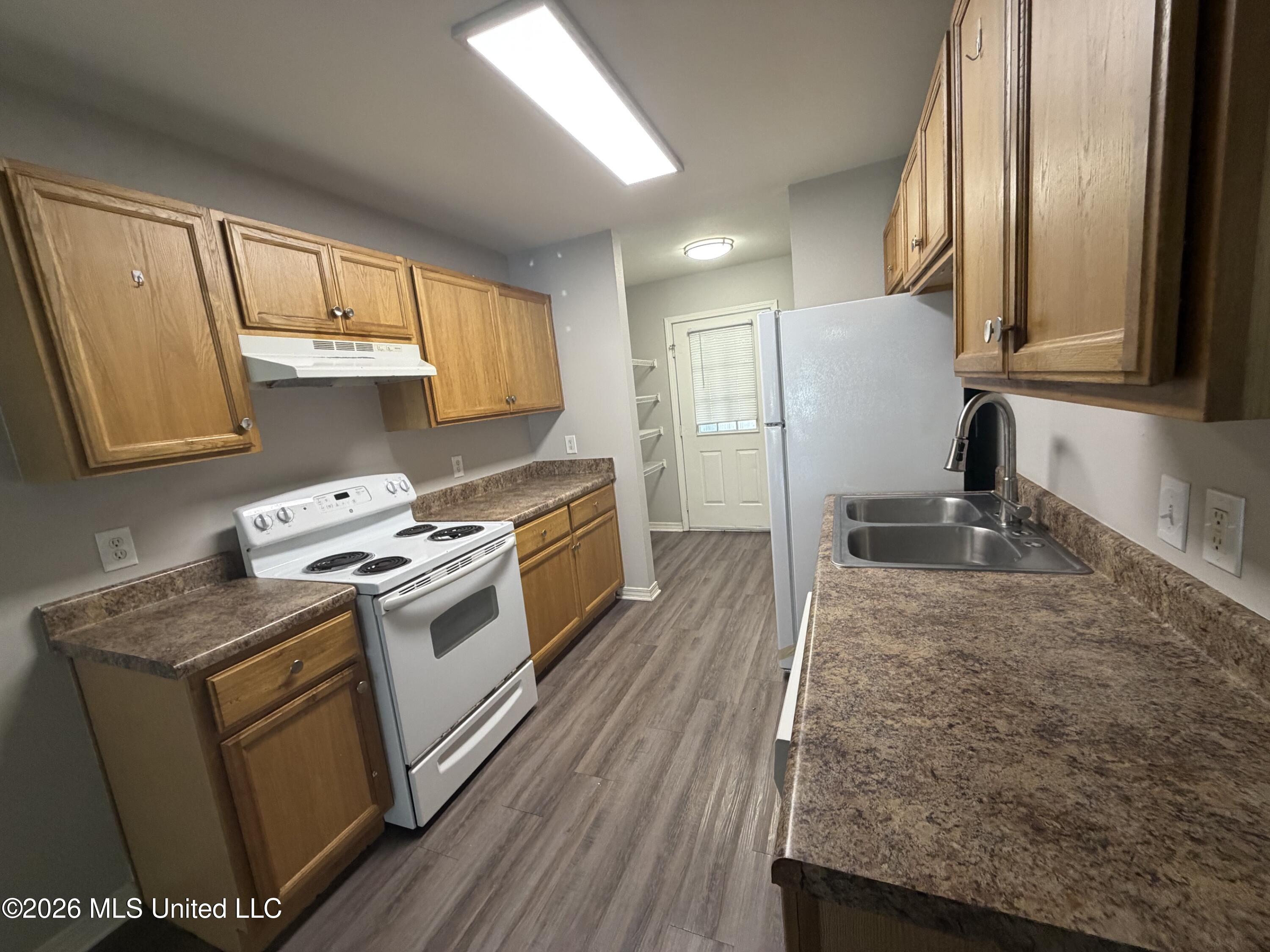 17324 Avondale Circle Property Photo 6