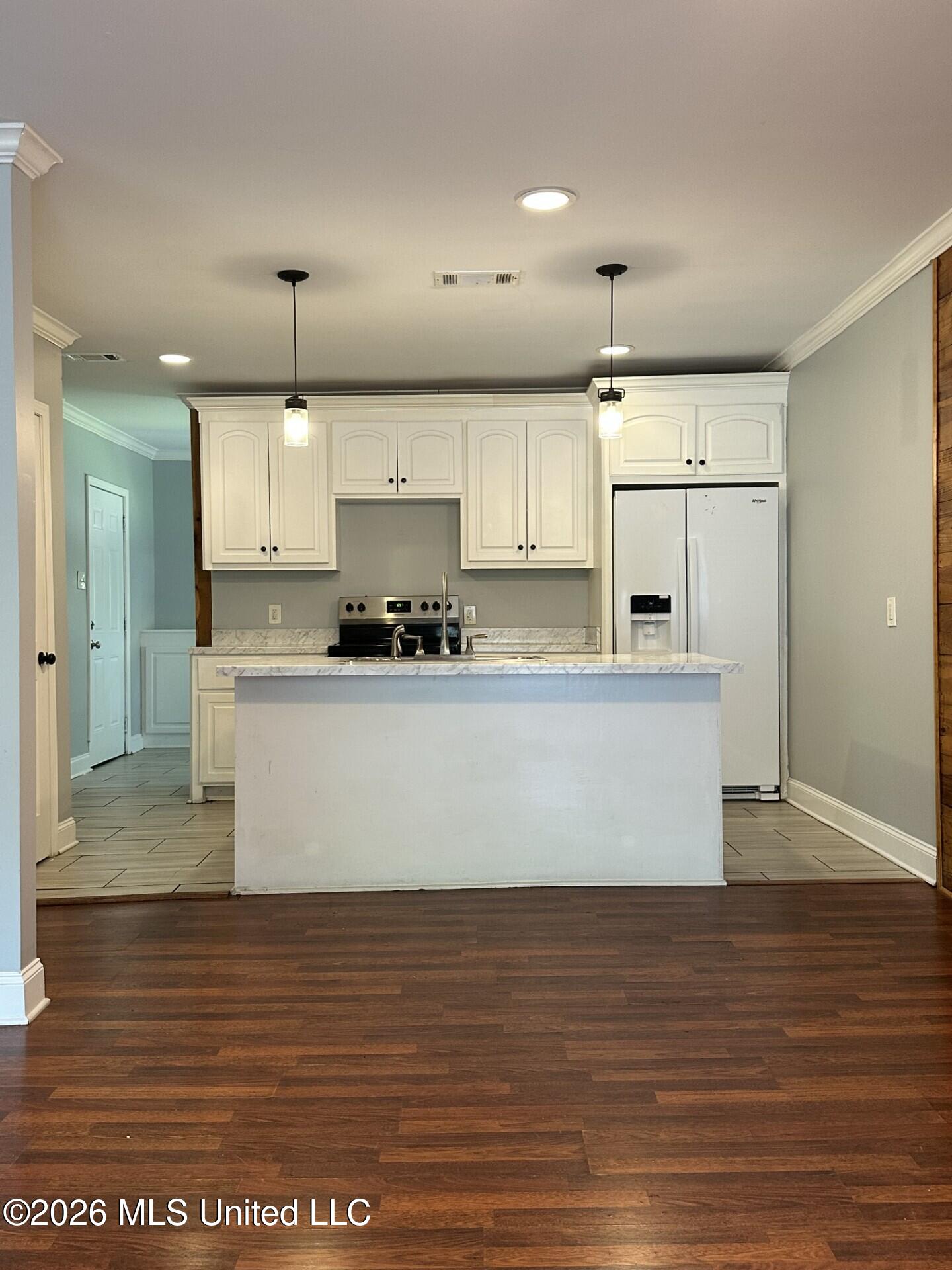4171 Plaza Street Property Photo 2