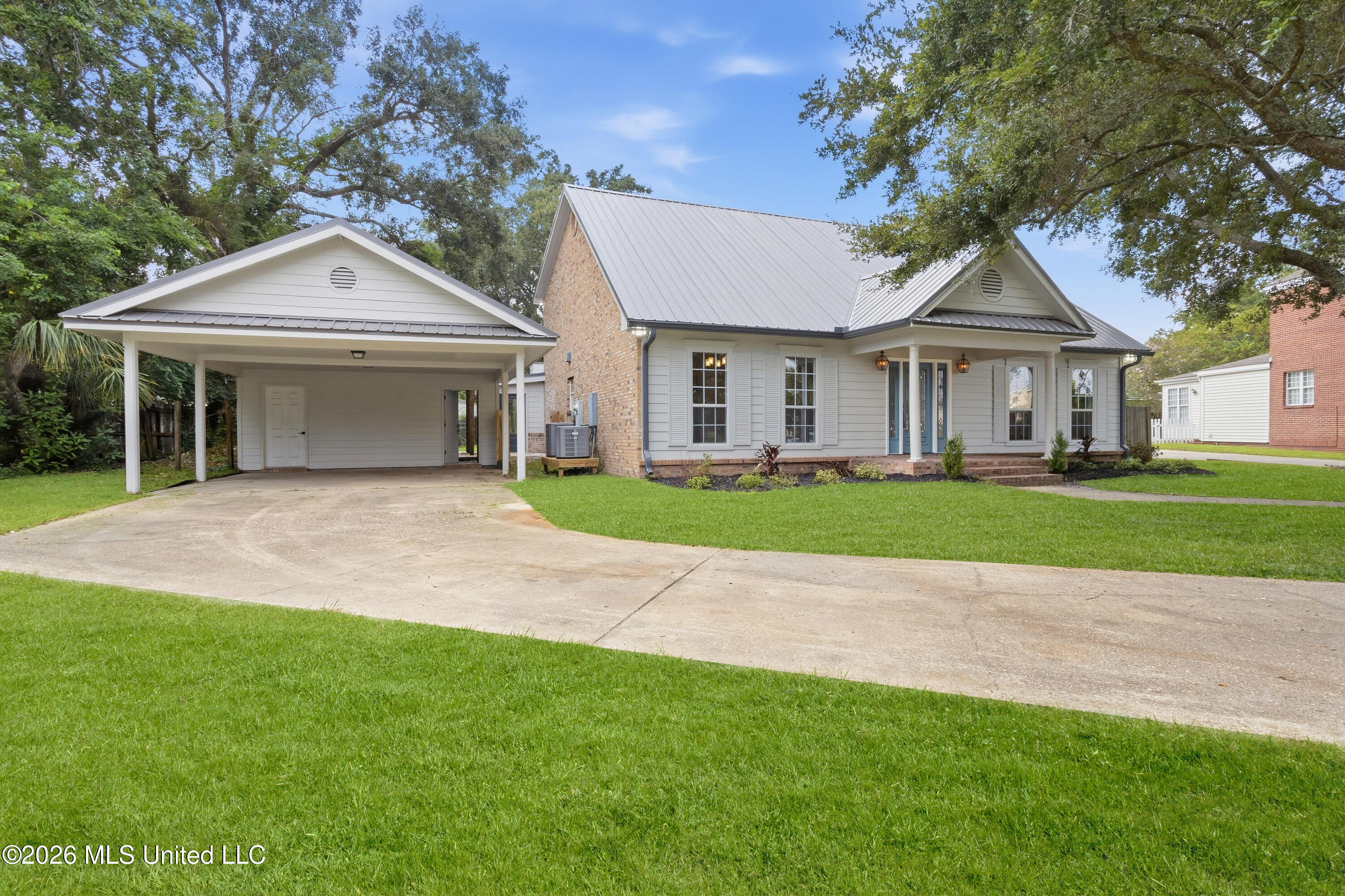 3 Hearthstone Manor Property Photo 2
