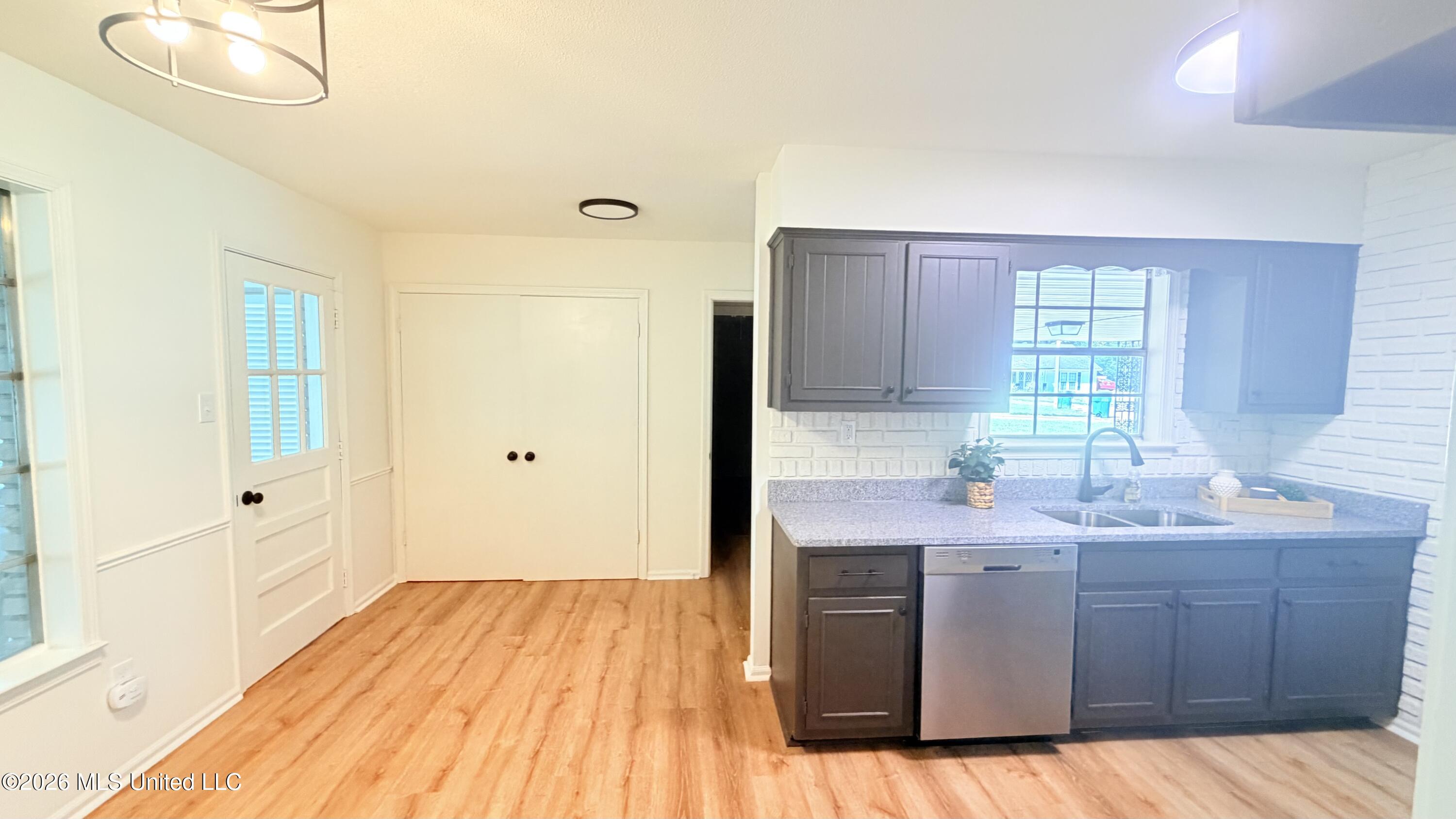 827 Dinwiddie Cove Property Photo 7