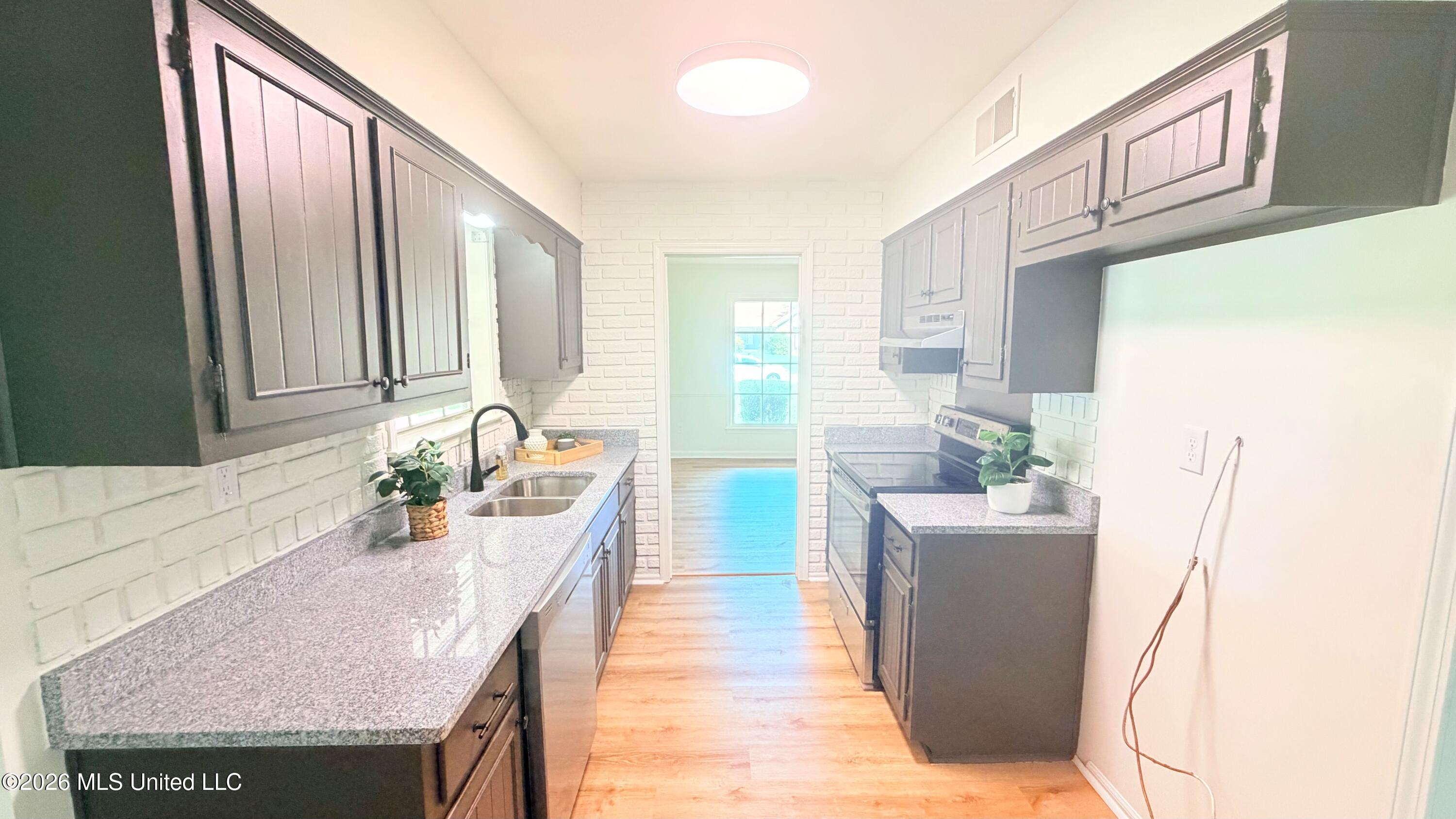 827 Dinwiddie Cove Property Photo 8