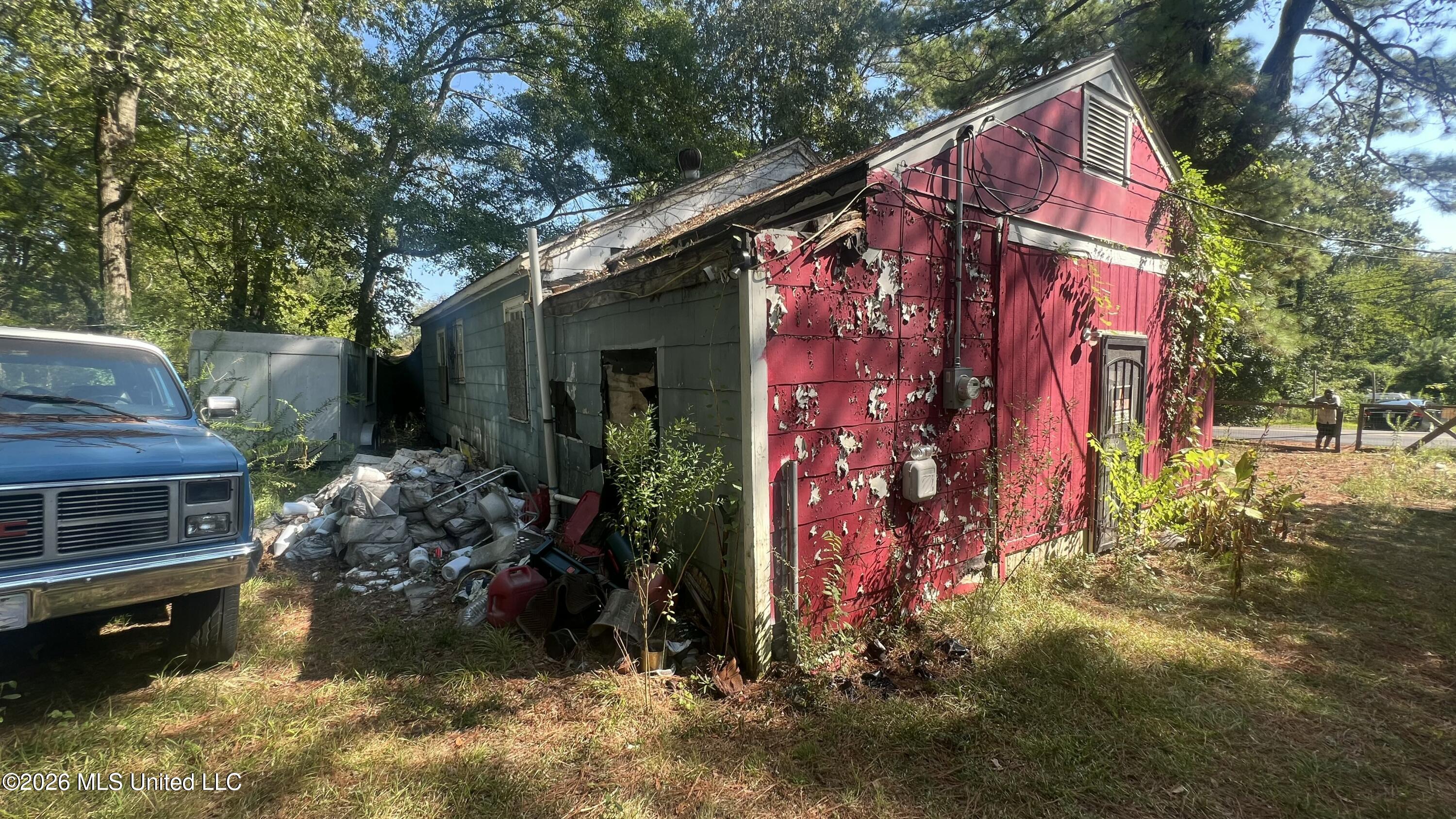 1911 Shady Lane Drive Property Photo 3