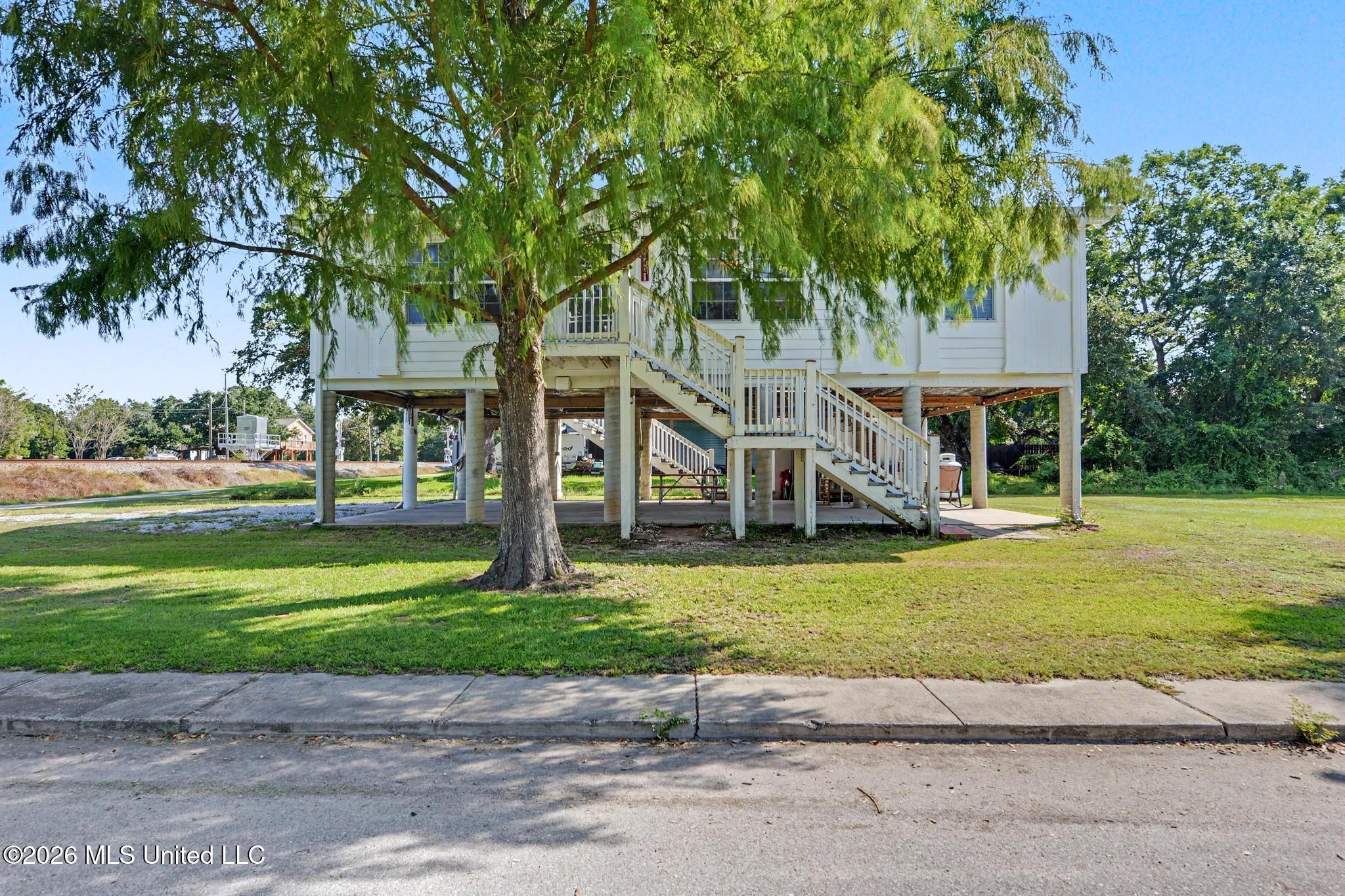242 Woodman Avenue Property Photo 1